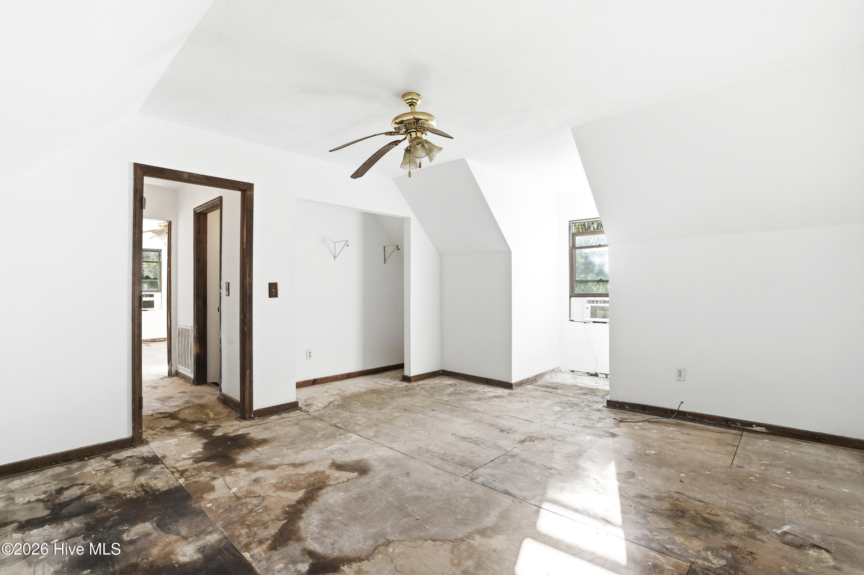 100568902 | Photo 38