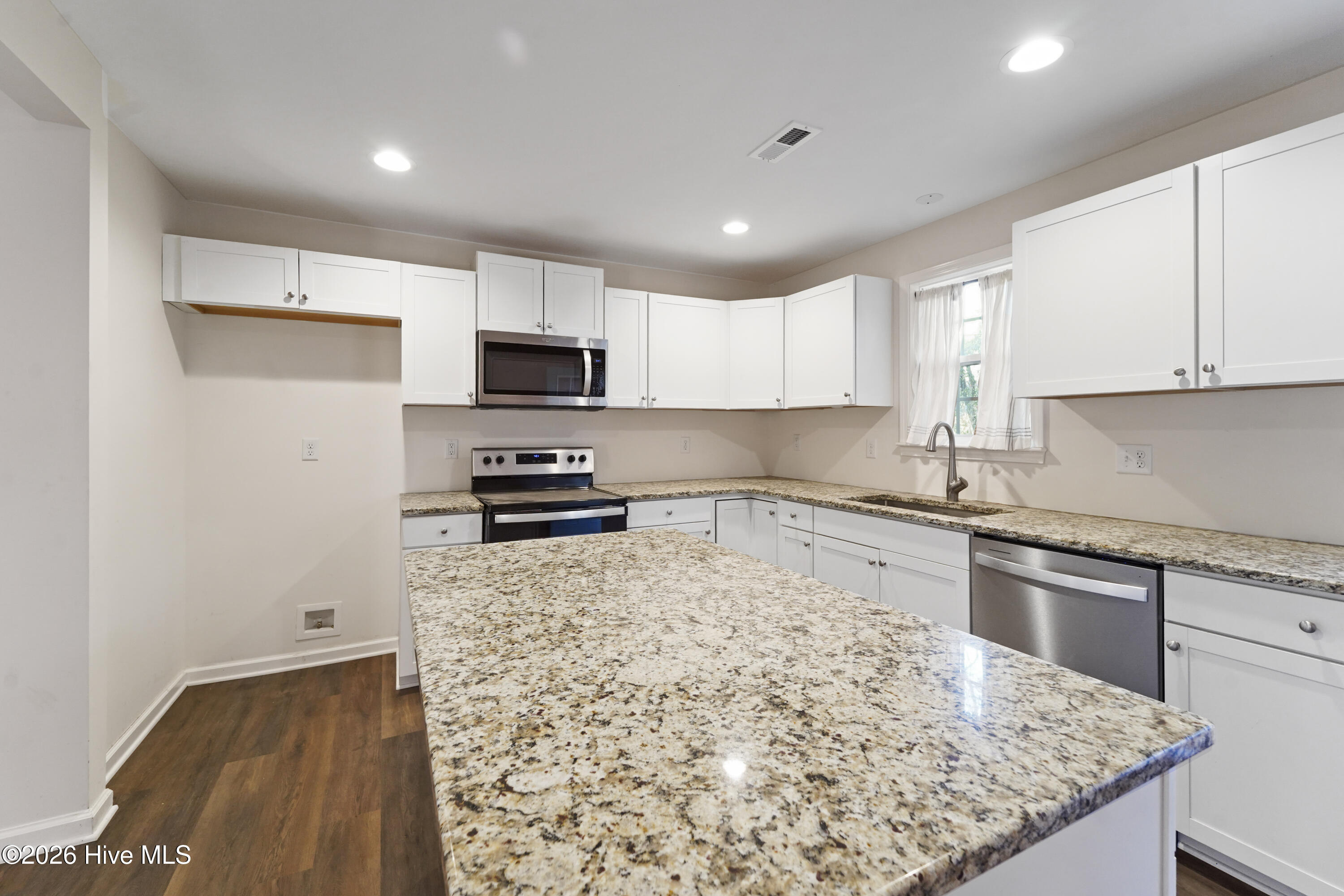 100548487 | Photo 11