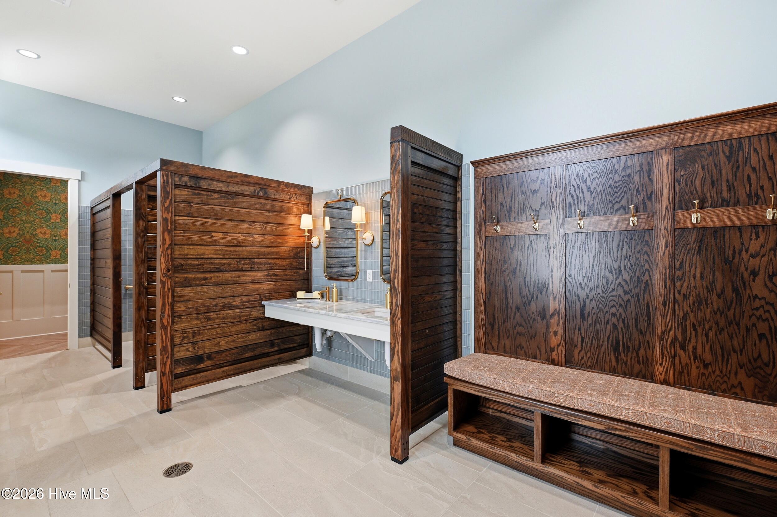 100567855 | Photo 81