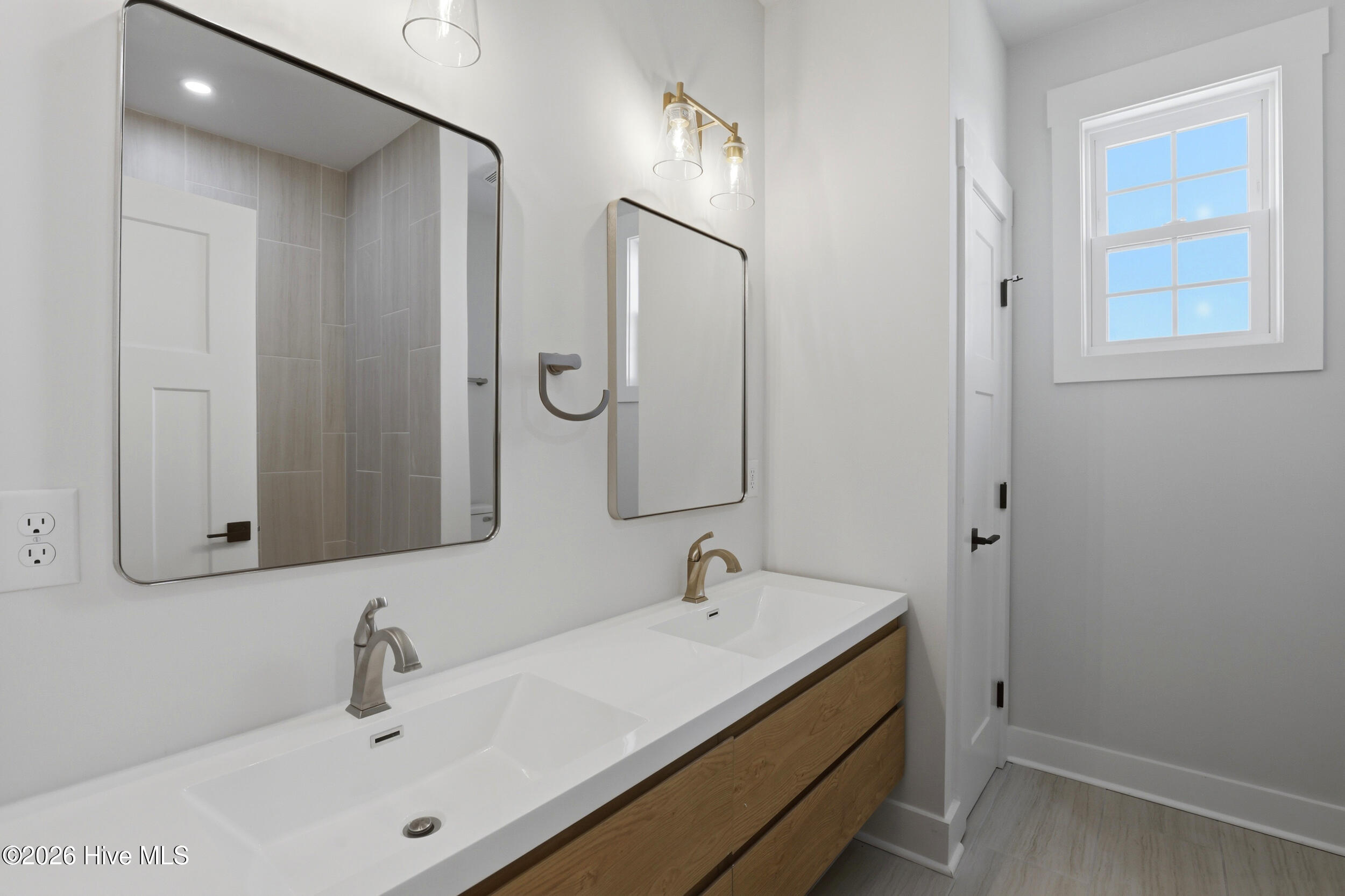 100562873 | Photo 20