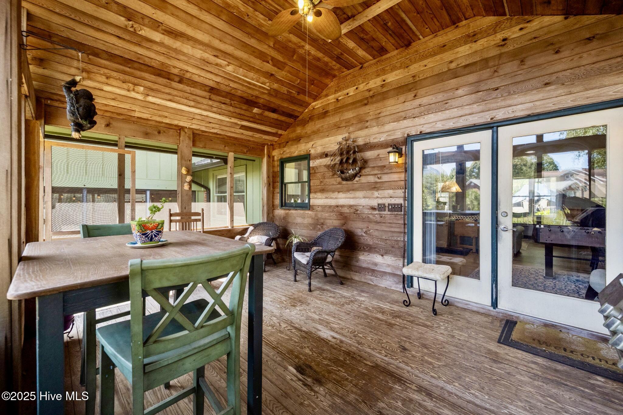 100532839 | Photo 24