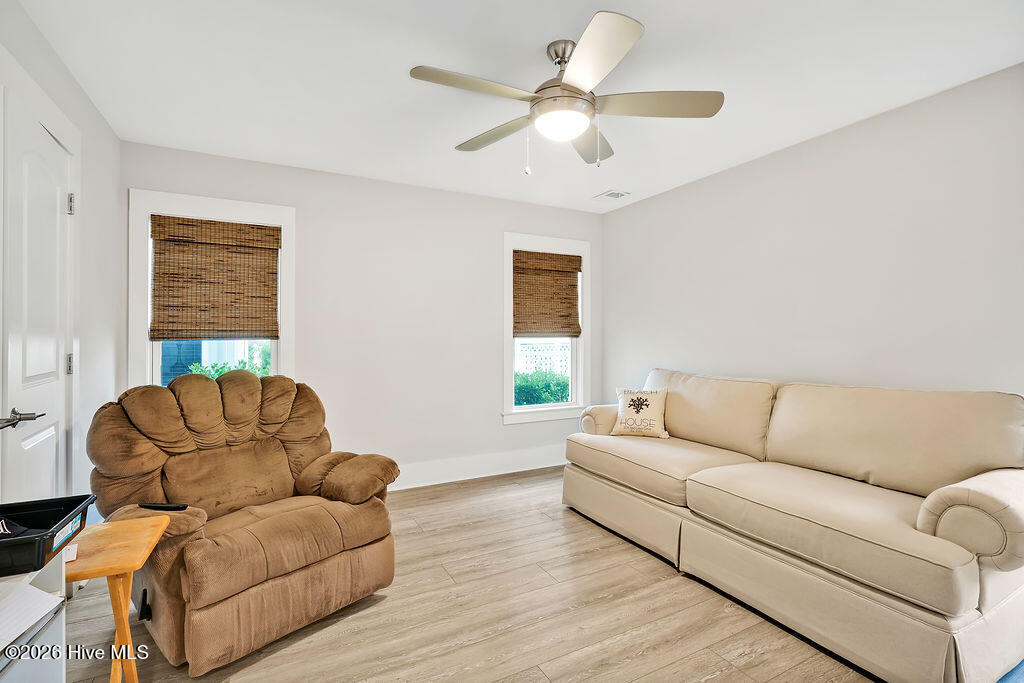 100561001 | Photo 11