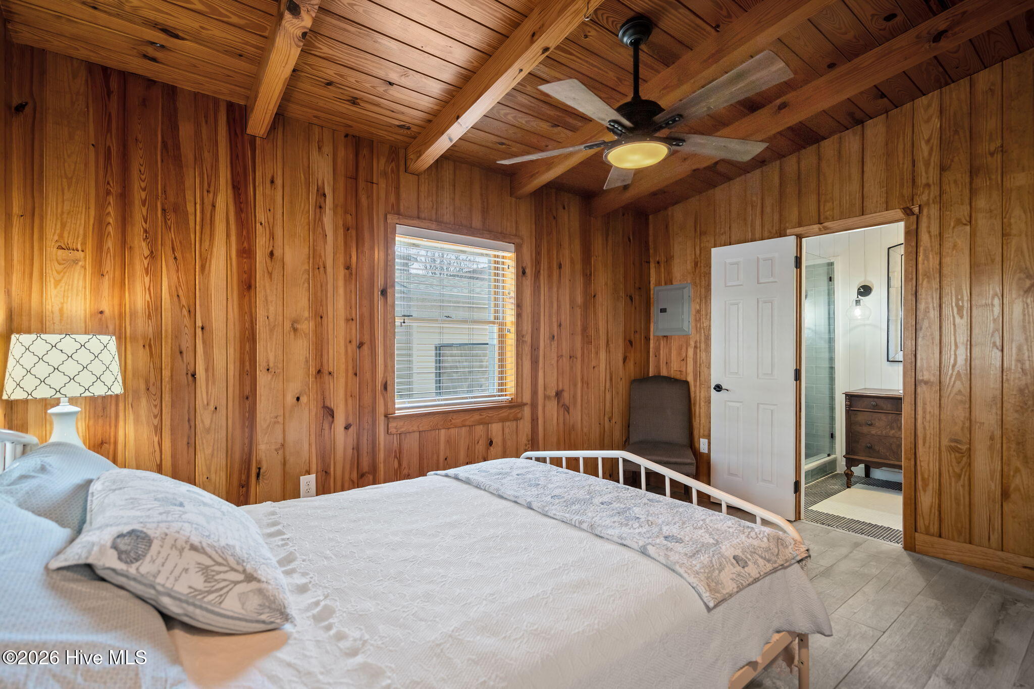 100545897 | Photo 37