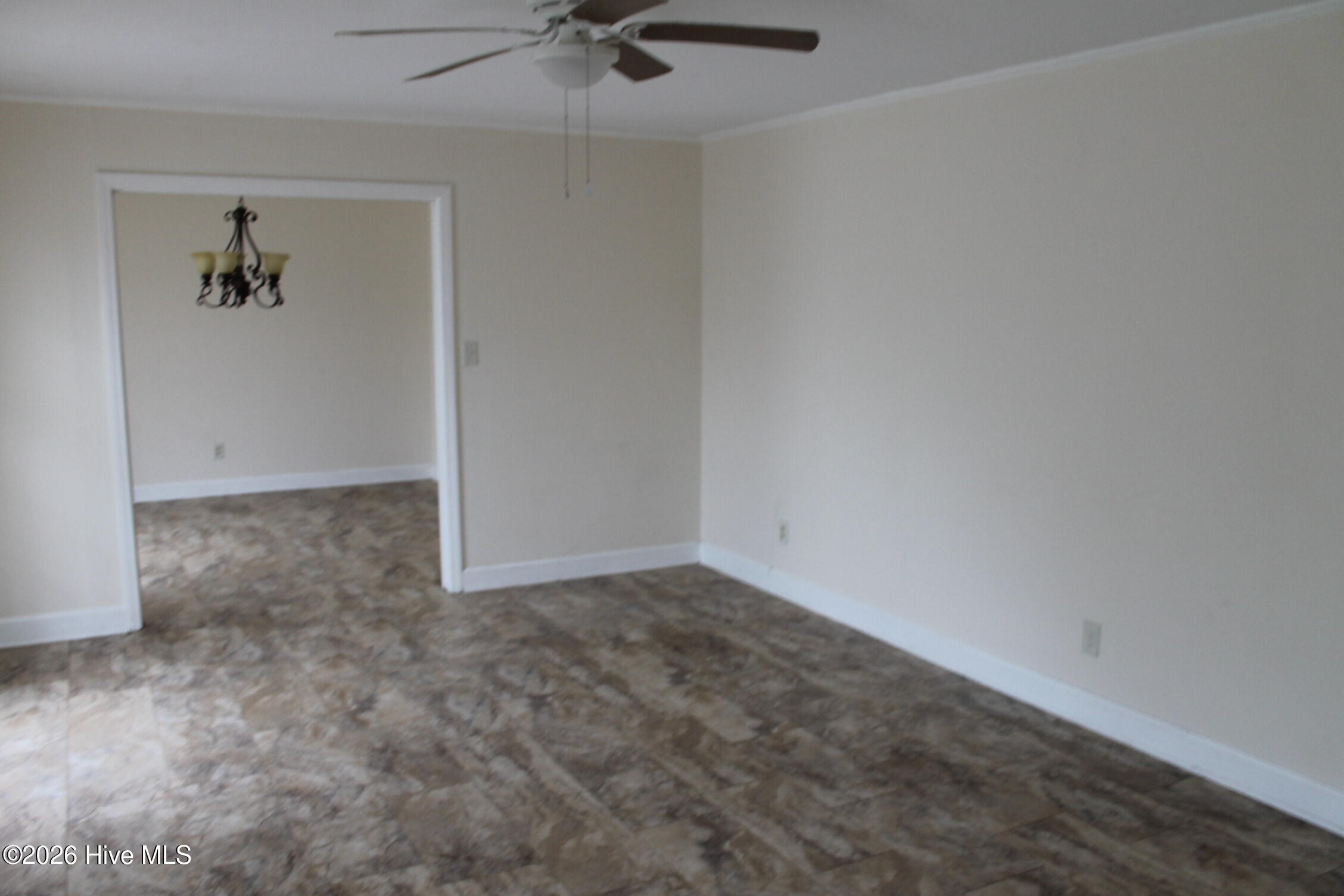 100565627 | Photo 24