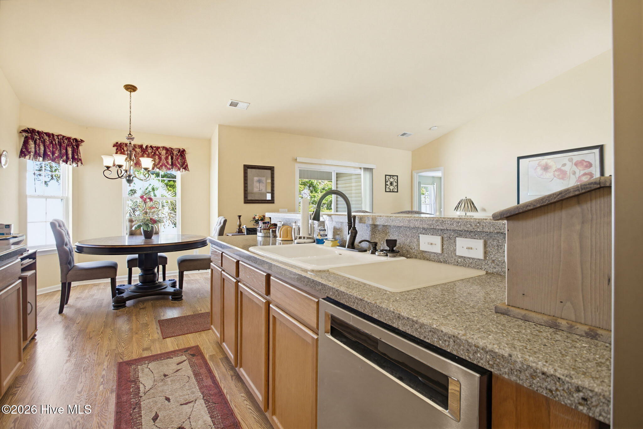 100569453 | Photo 14