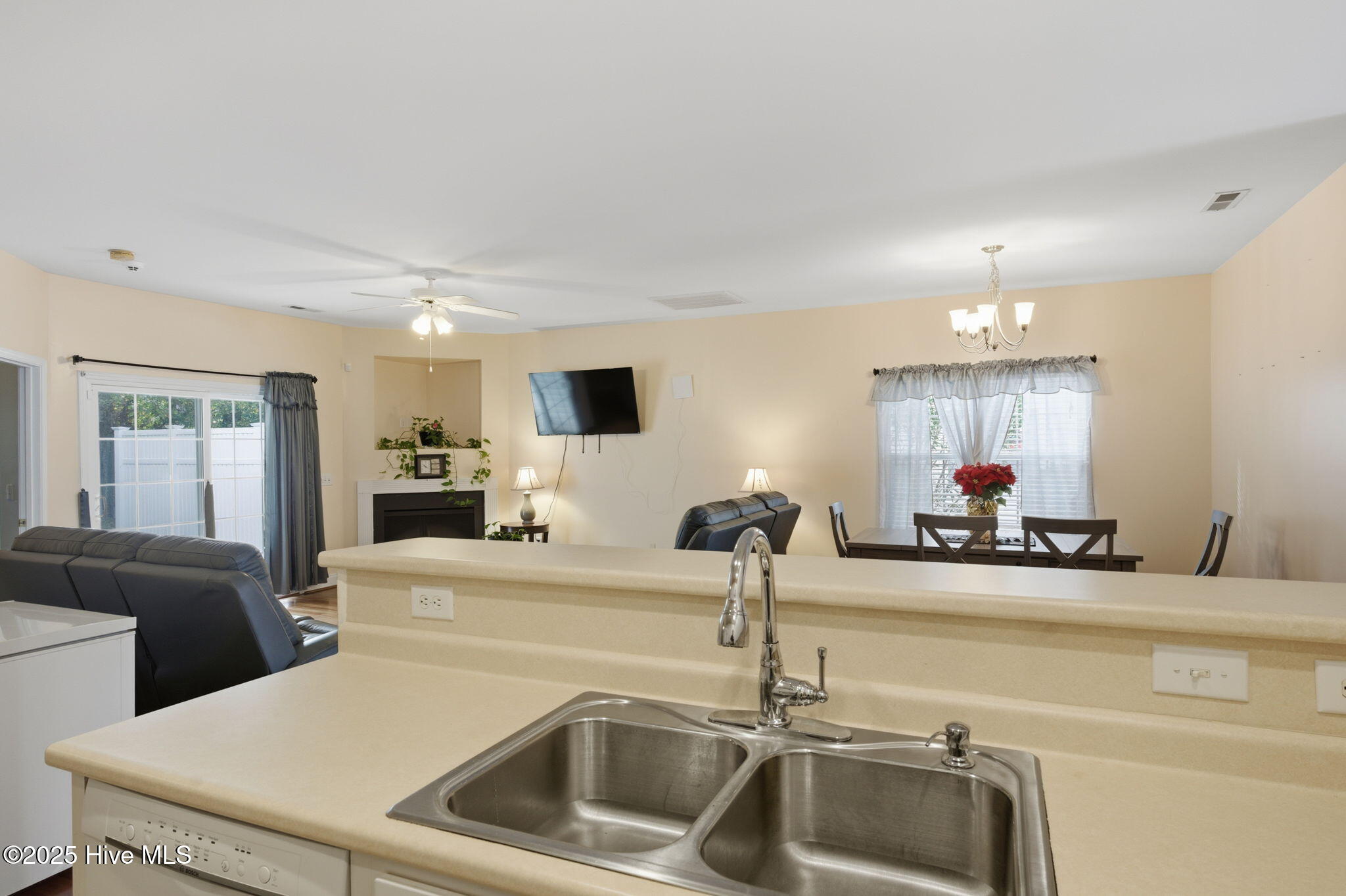 100546979 | Photo 14