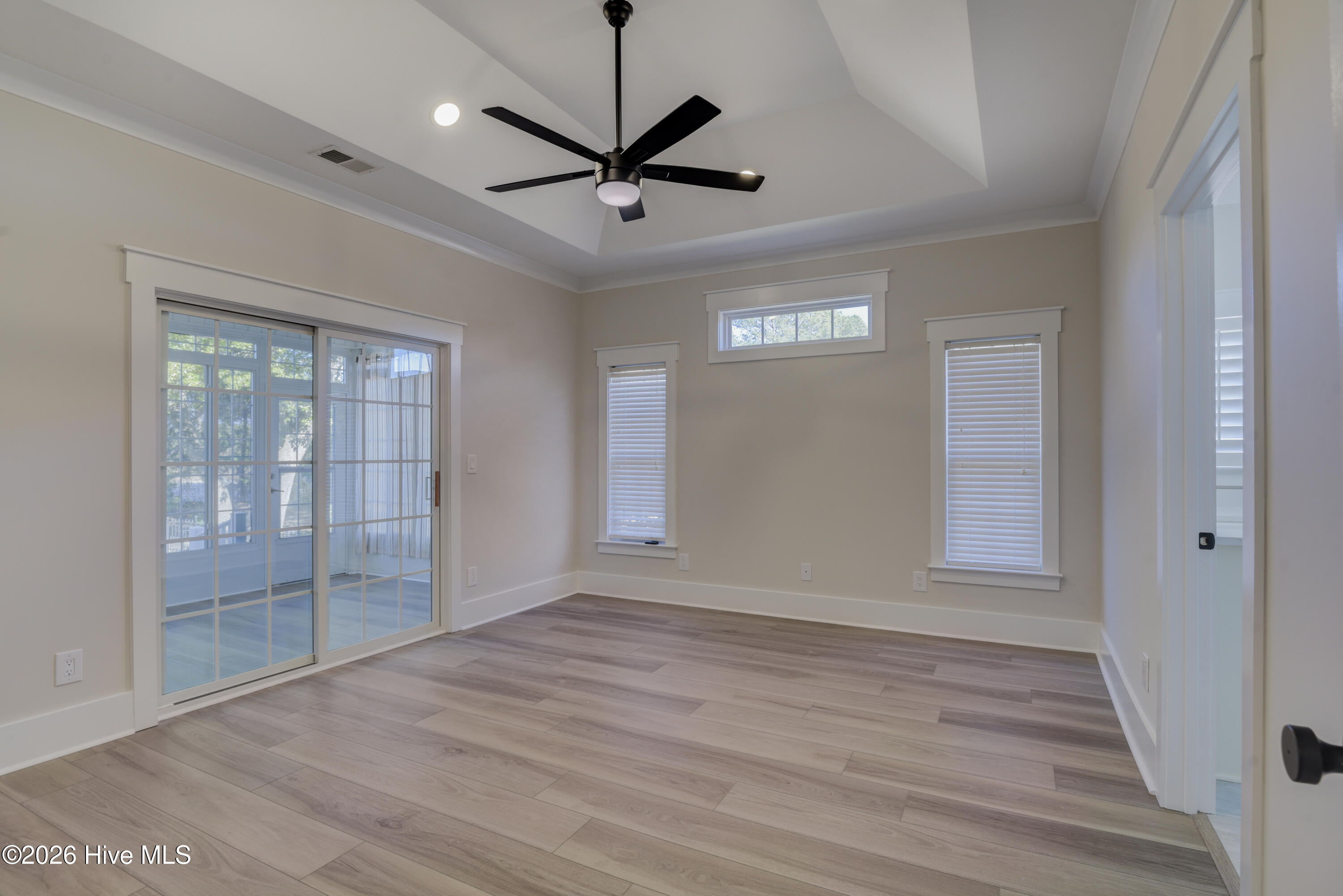 100559237 | Photo 15