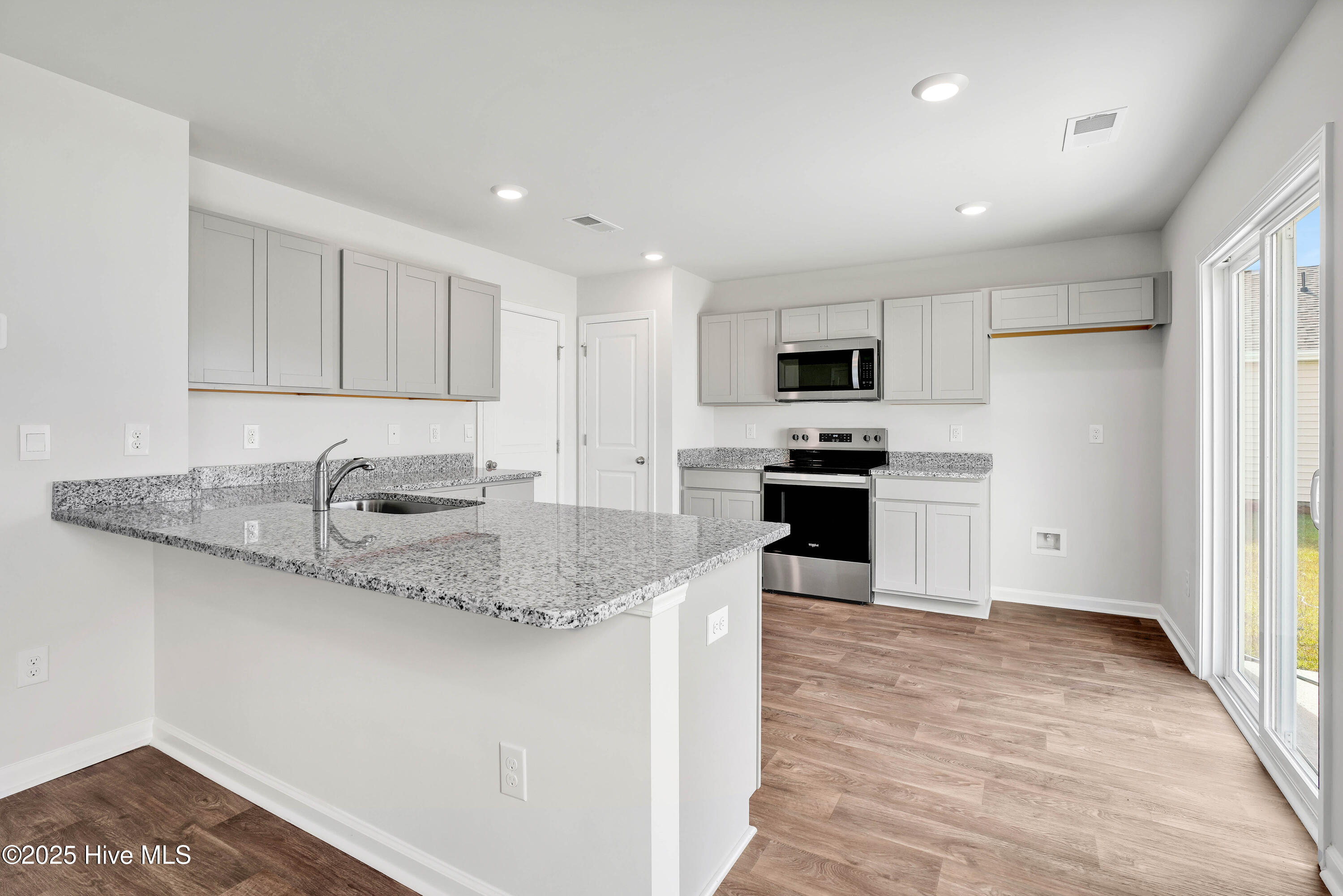 100518882 | Photo 11