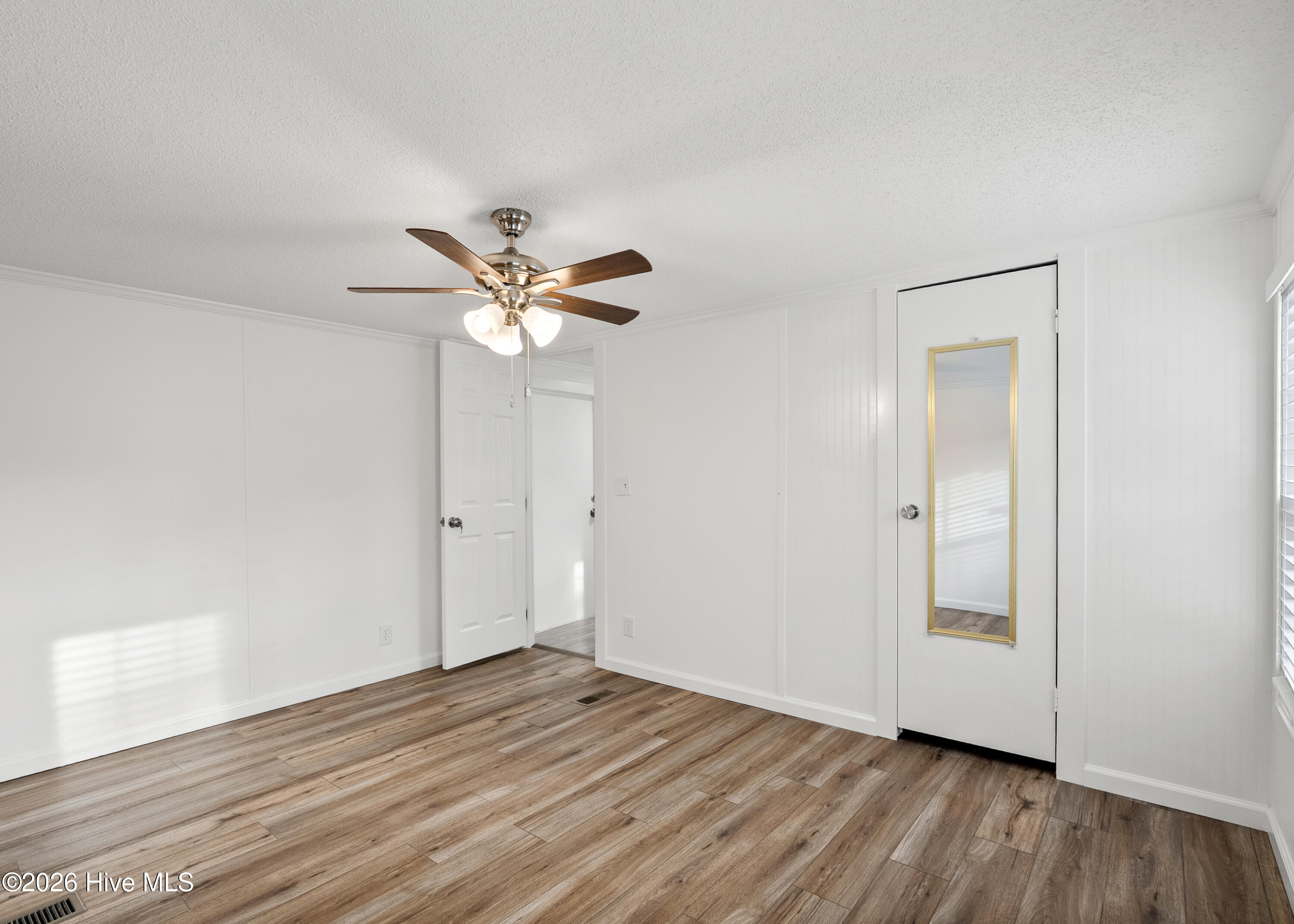 100561099 | Photo 21