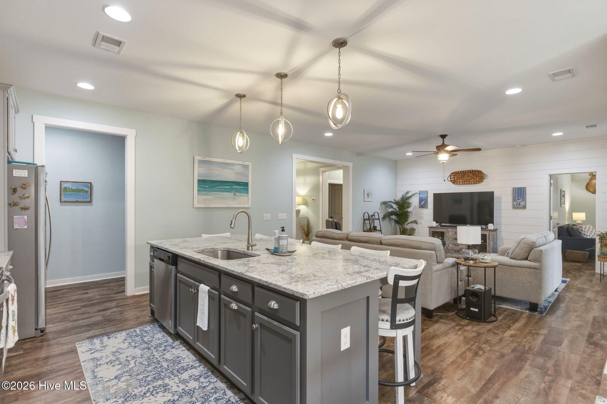 100560702 | Photo 38