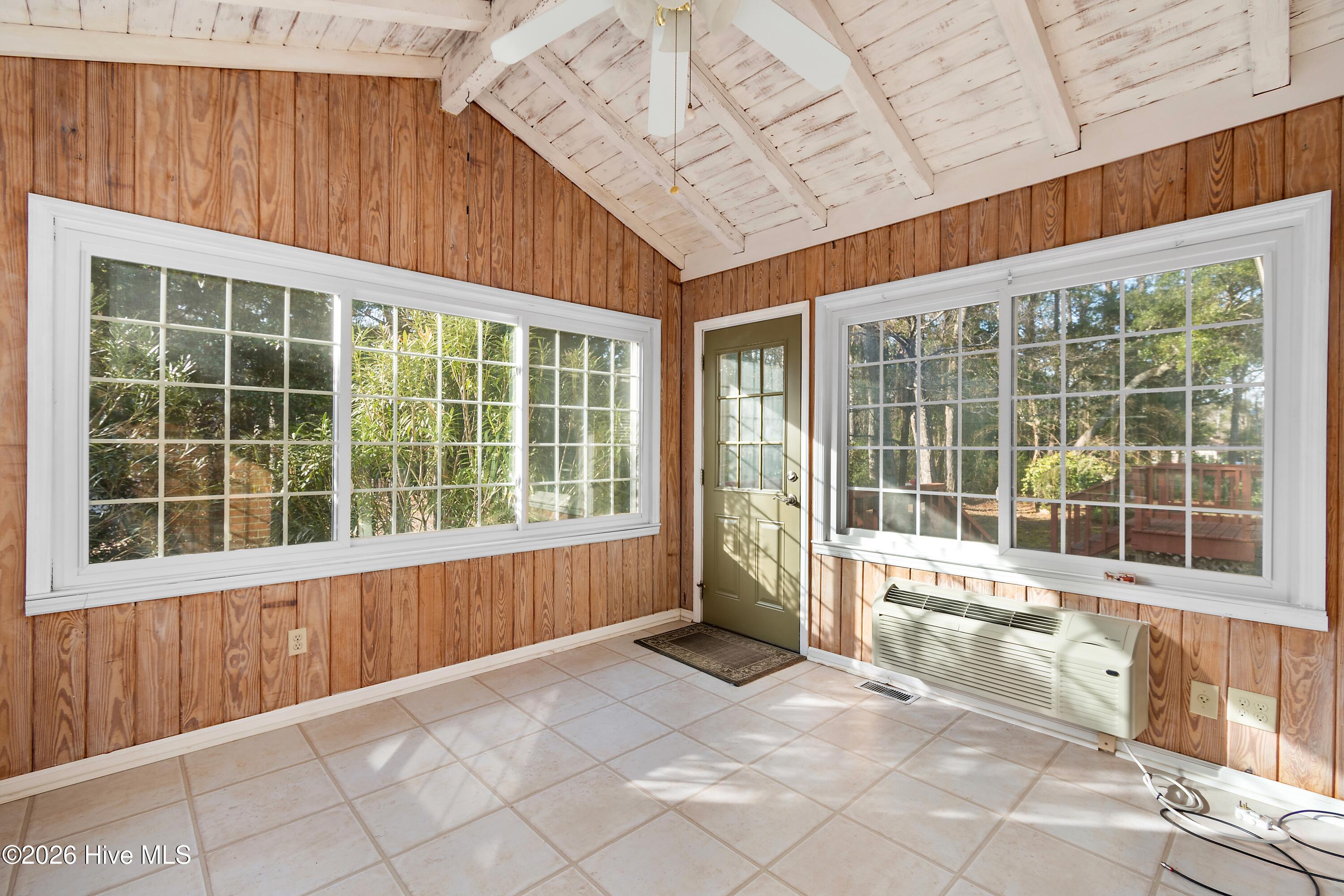 100549008 | Photo 30