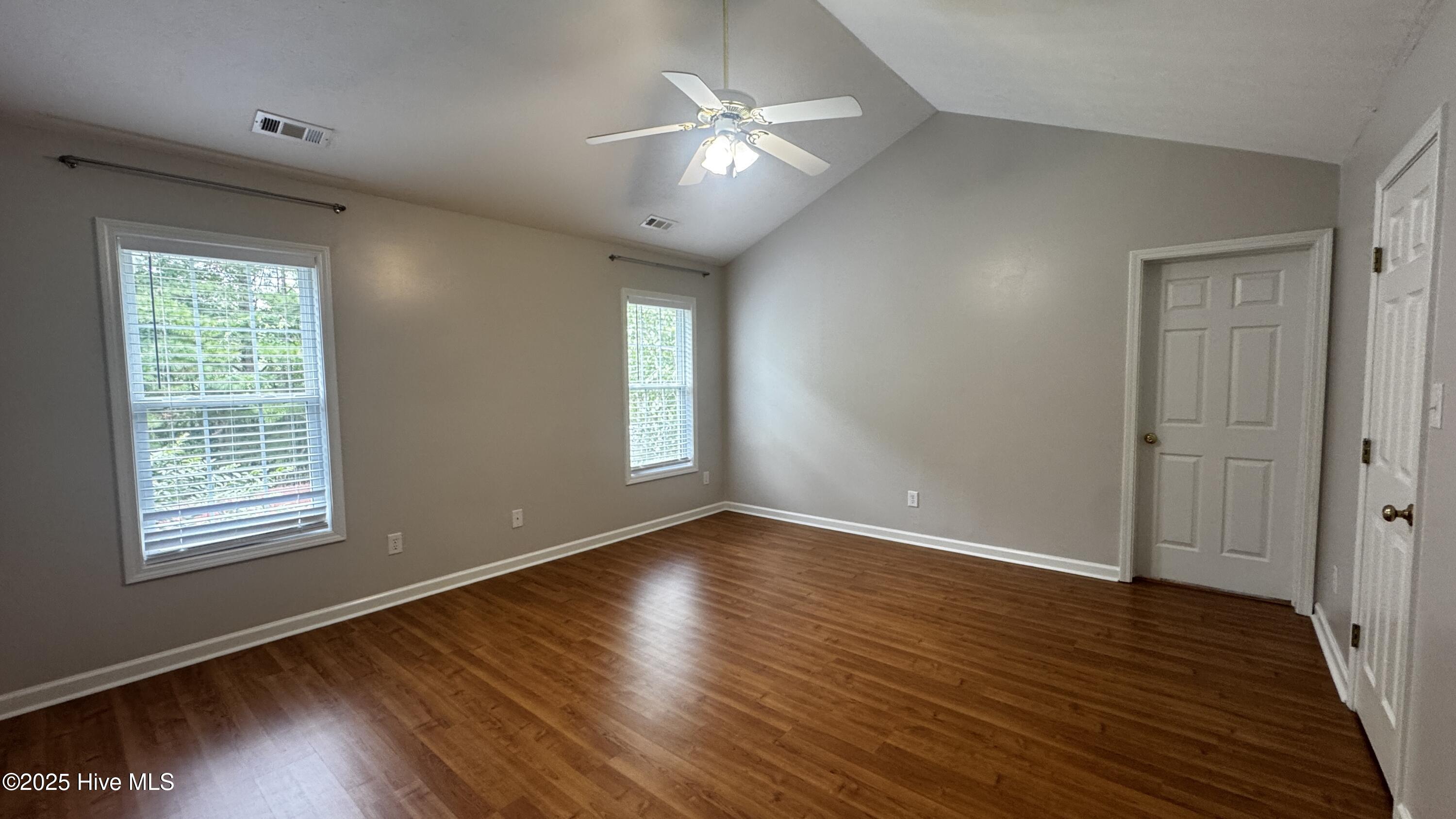 100525819 | Photo 23