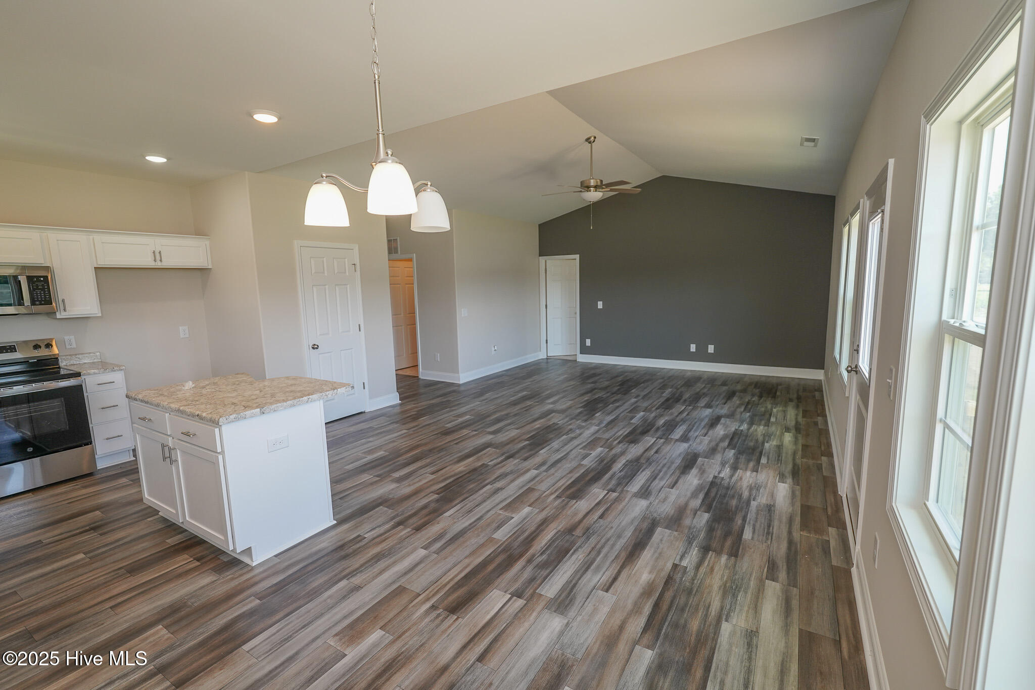 100488193 | Photo 28