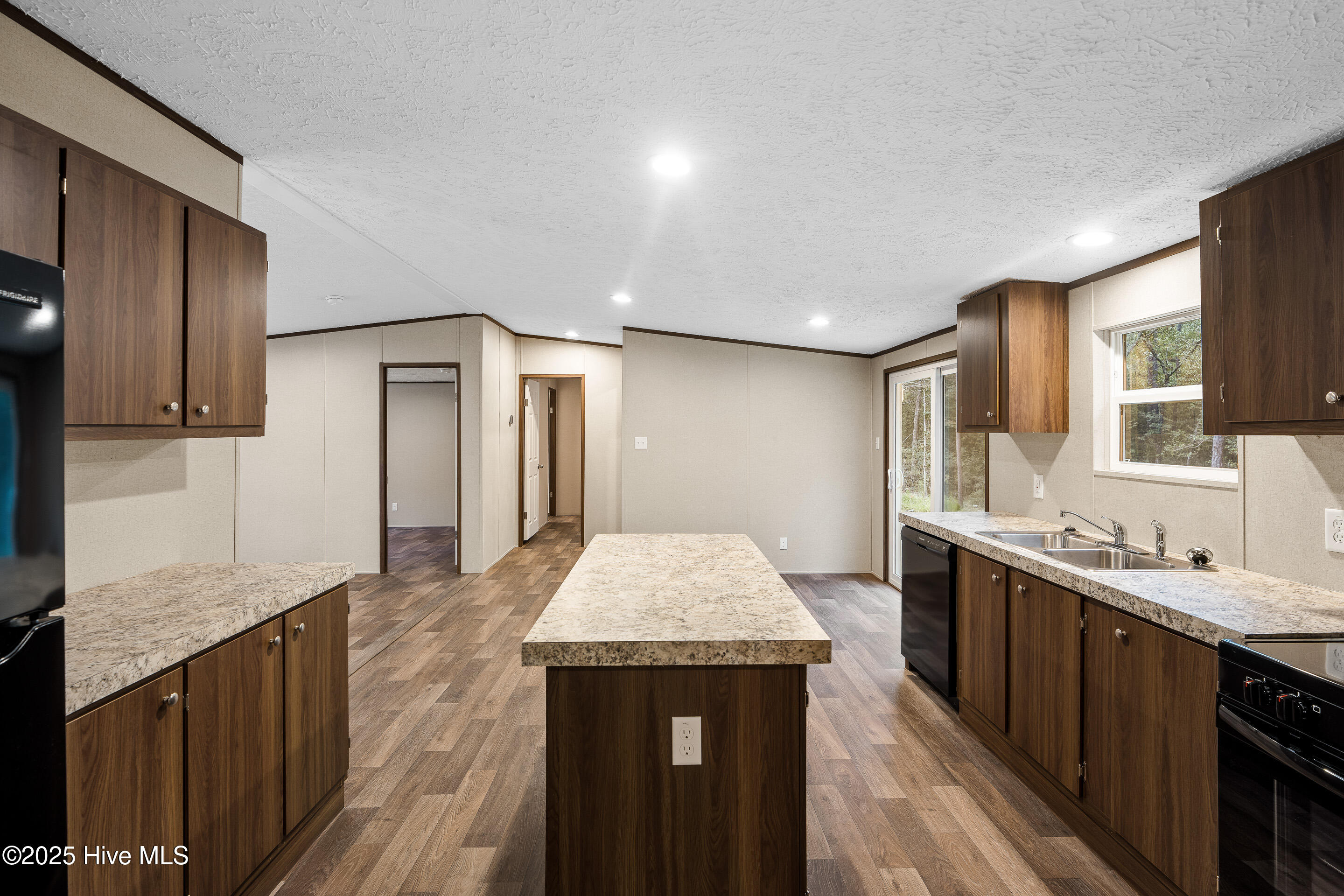 100532325 | Photo 12