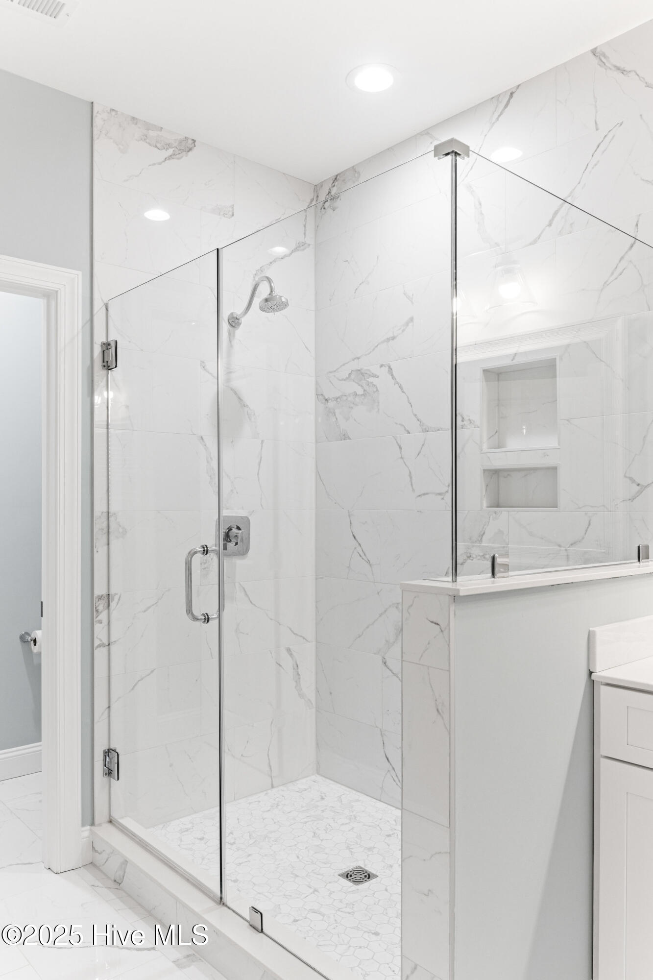 100508763 | Photo 31