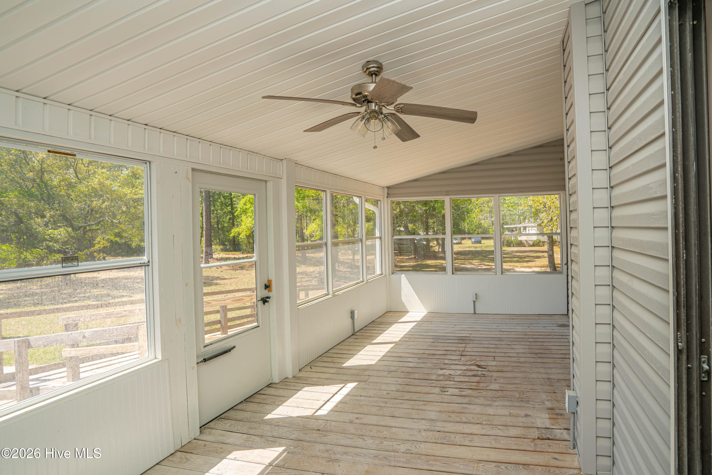 100567372 | Photo 64