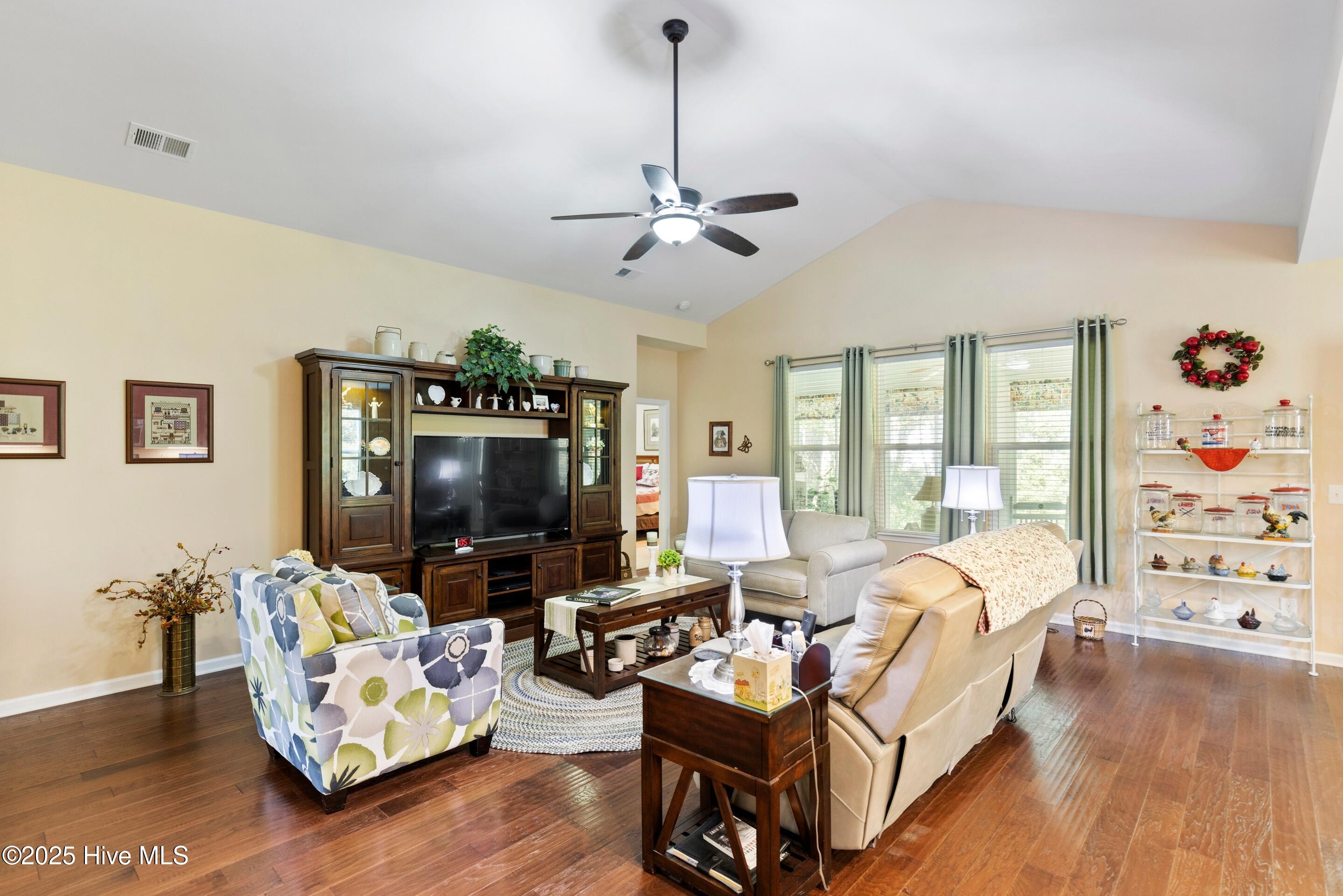 100529206 | Photo 13