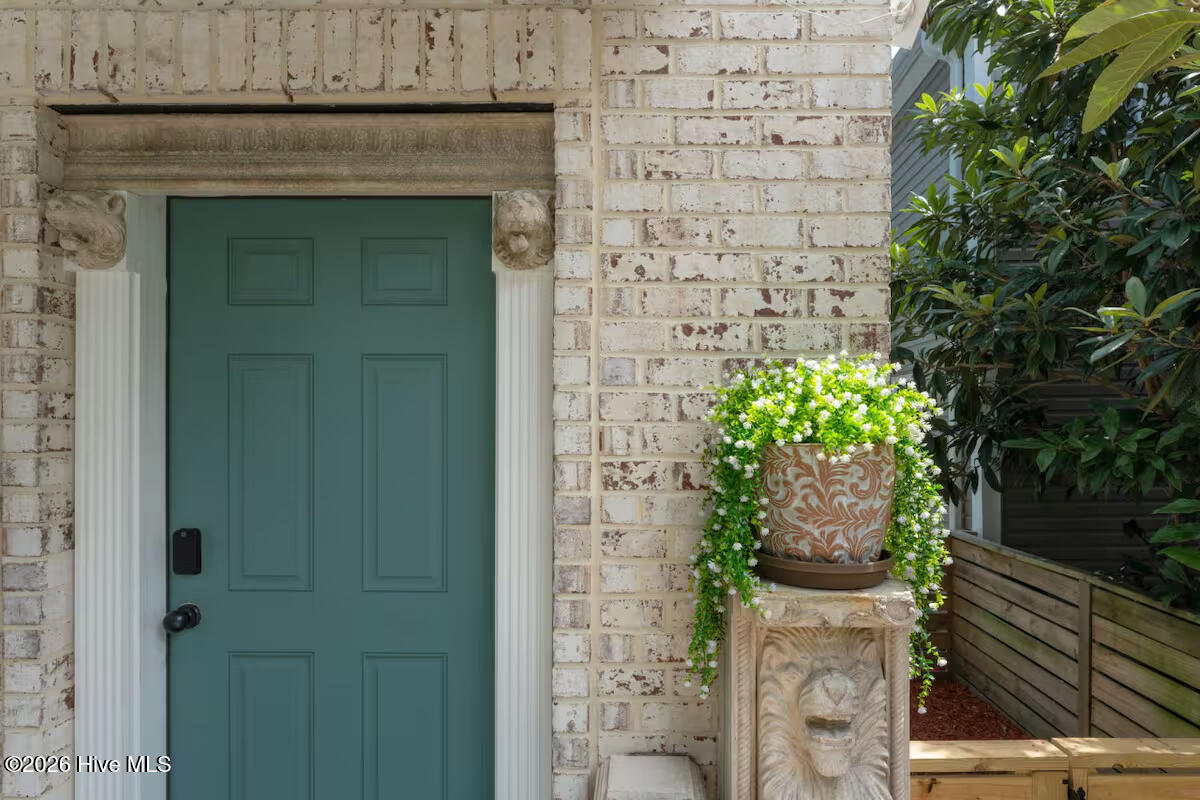 100562028 | Photo 17