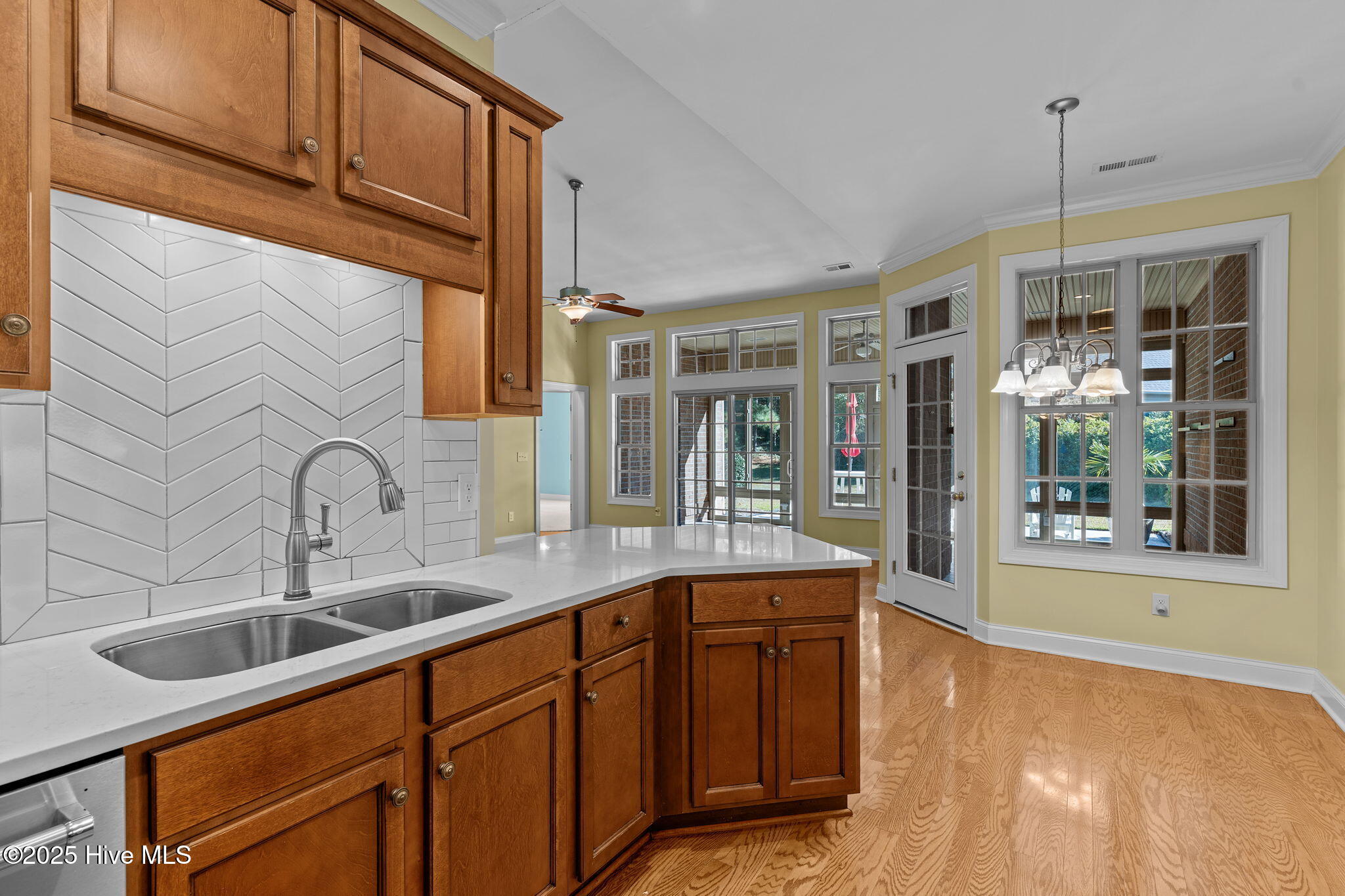 100541169 | Photo 13