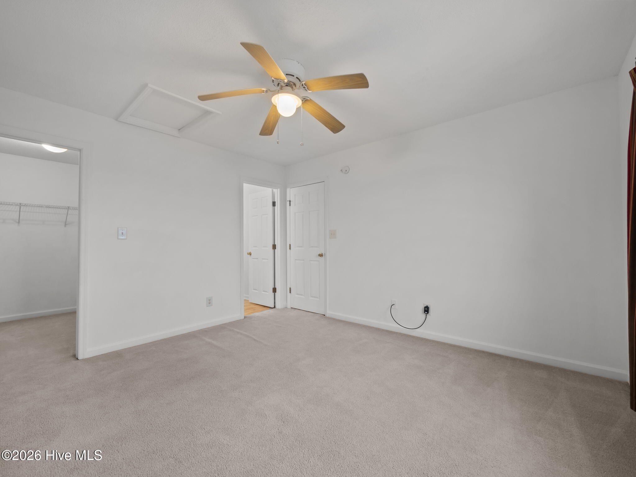 100548288 | Photo 35