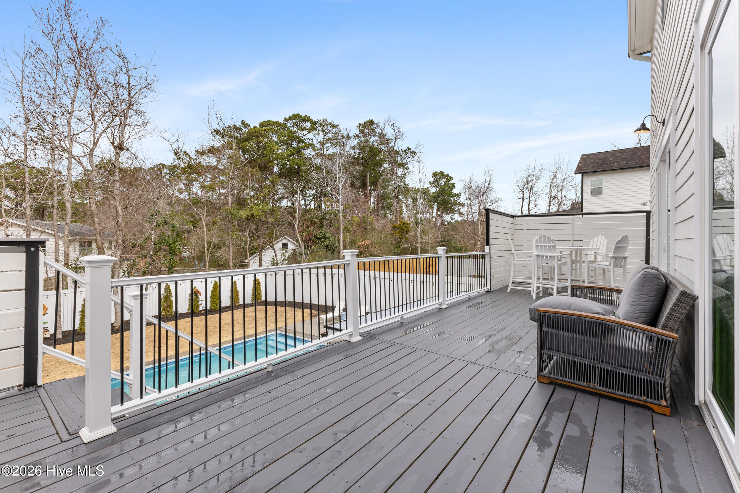 100557011 | Photo 36