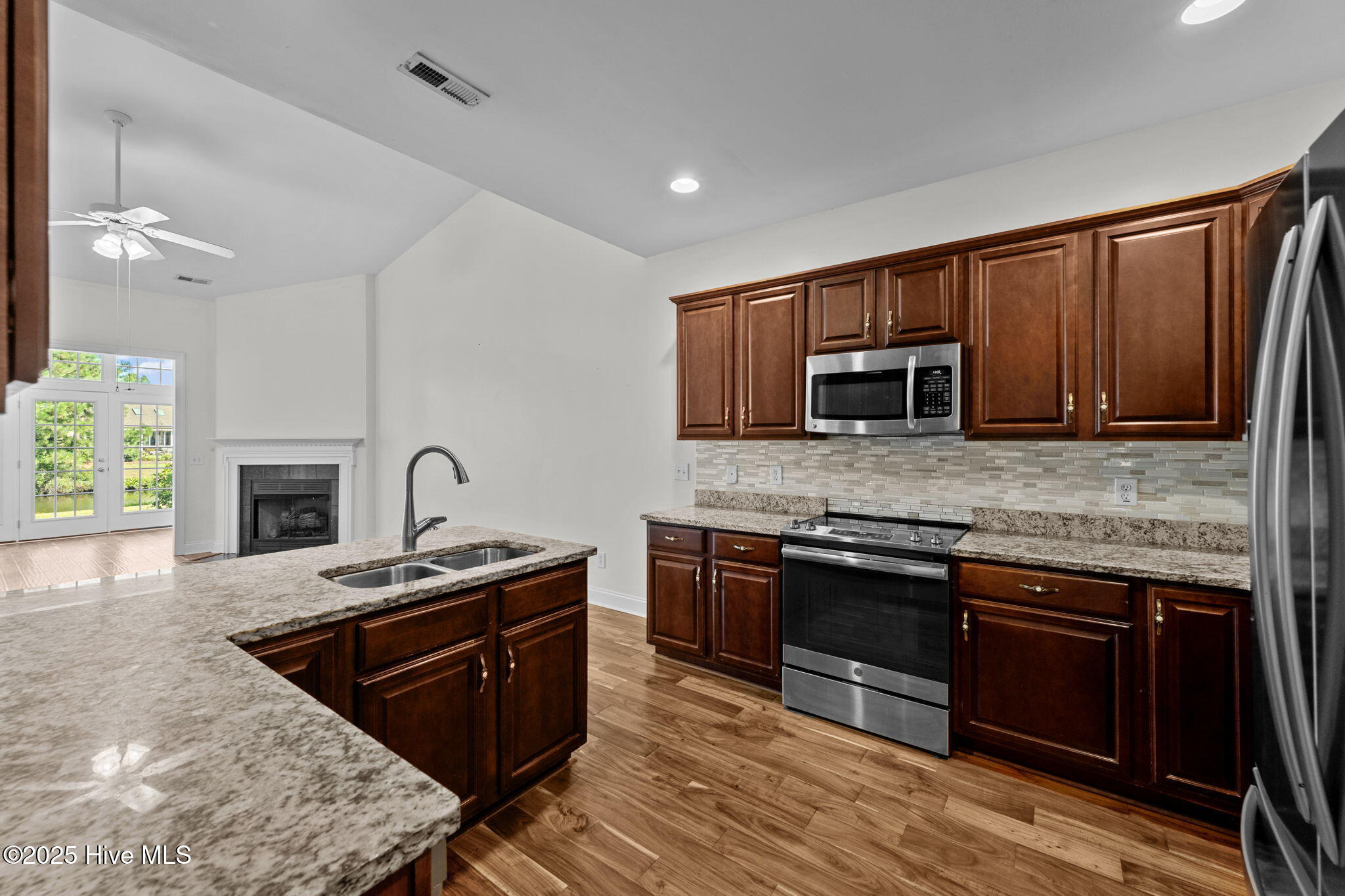 100535127 | Photo 11