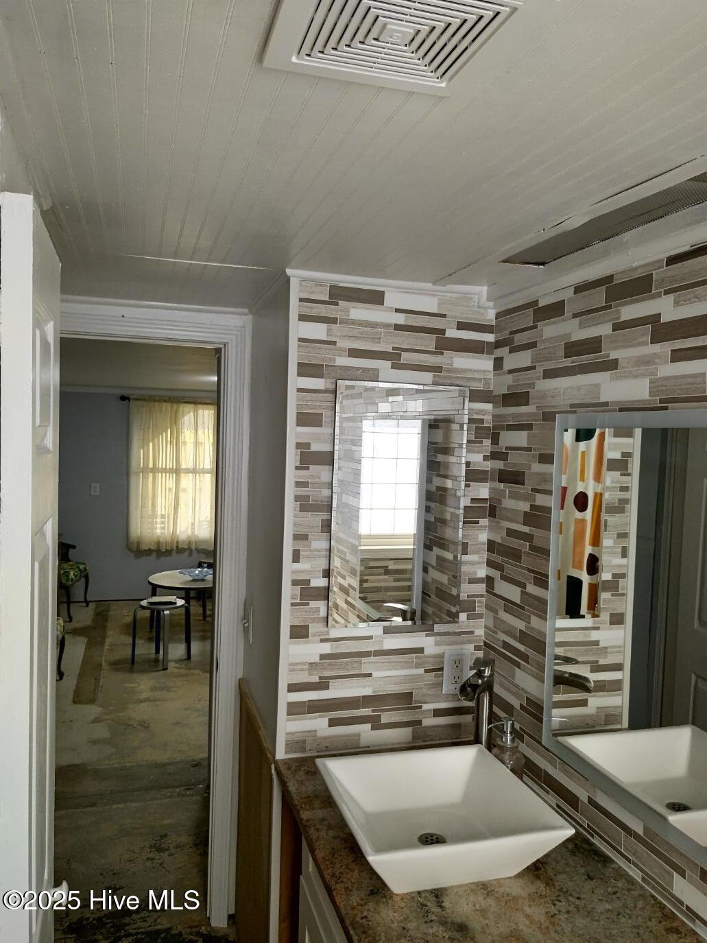 100533445 | Photo 63