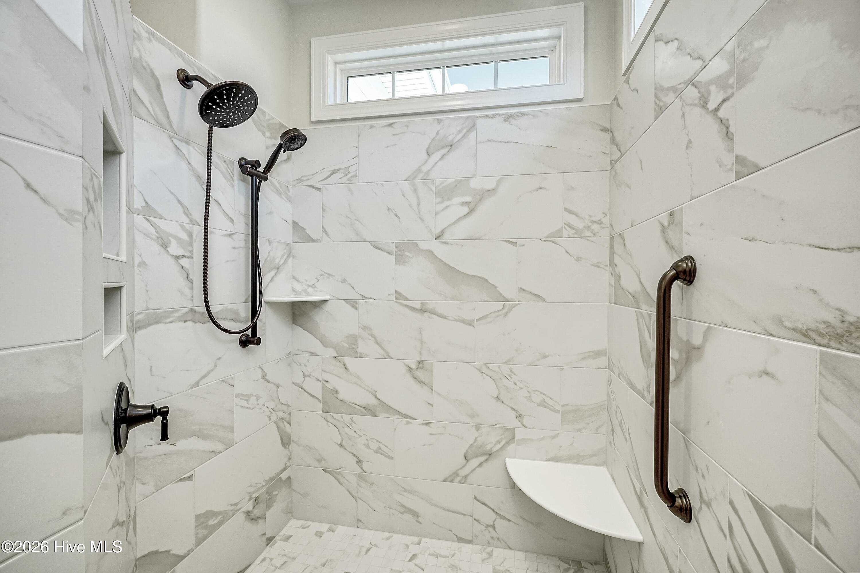 100564282 | Photo 21