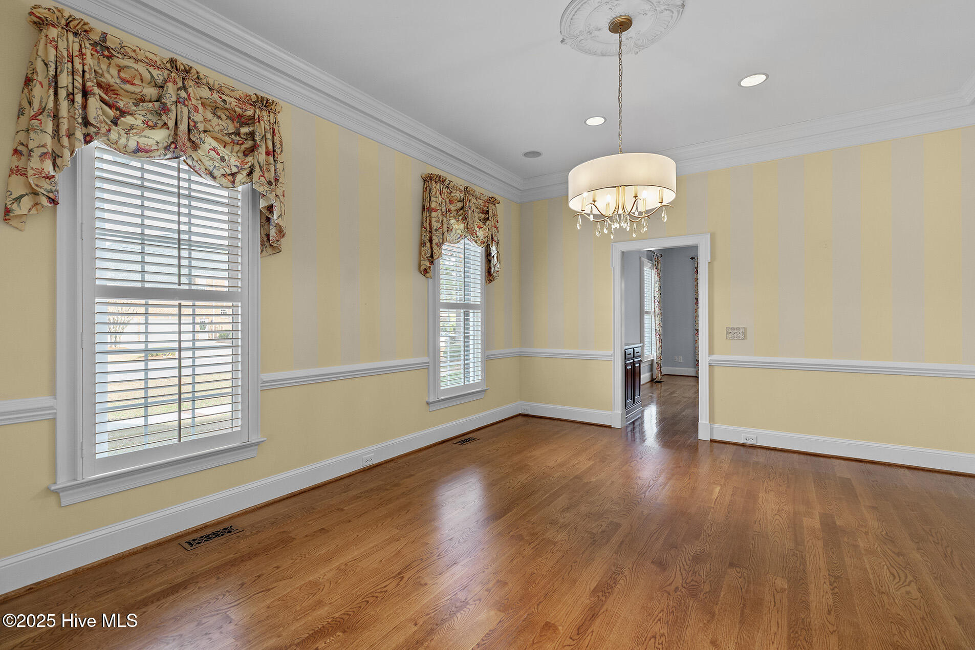 100545737 | Photo 12