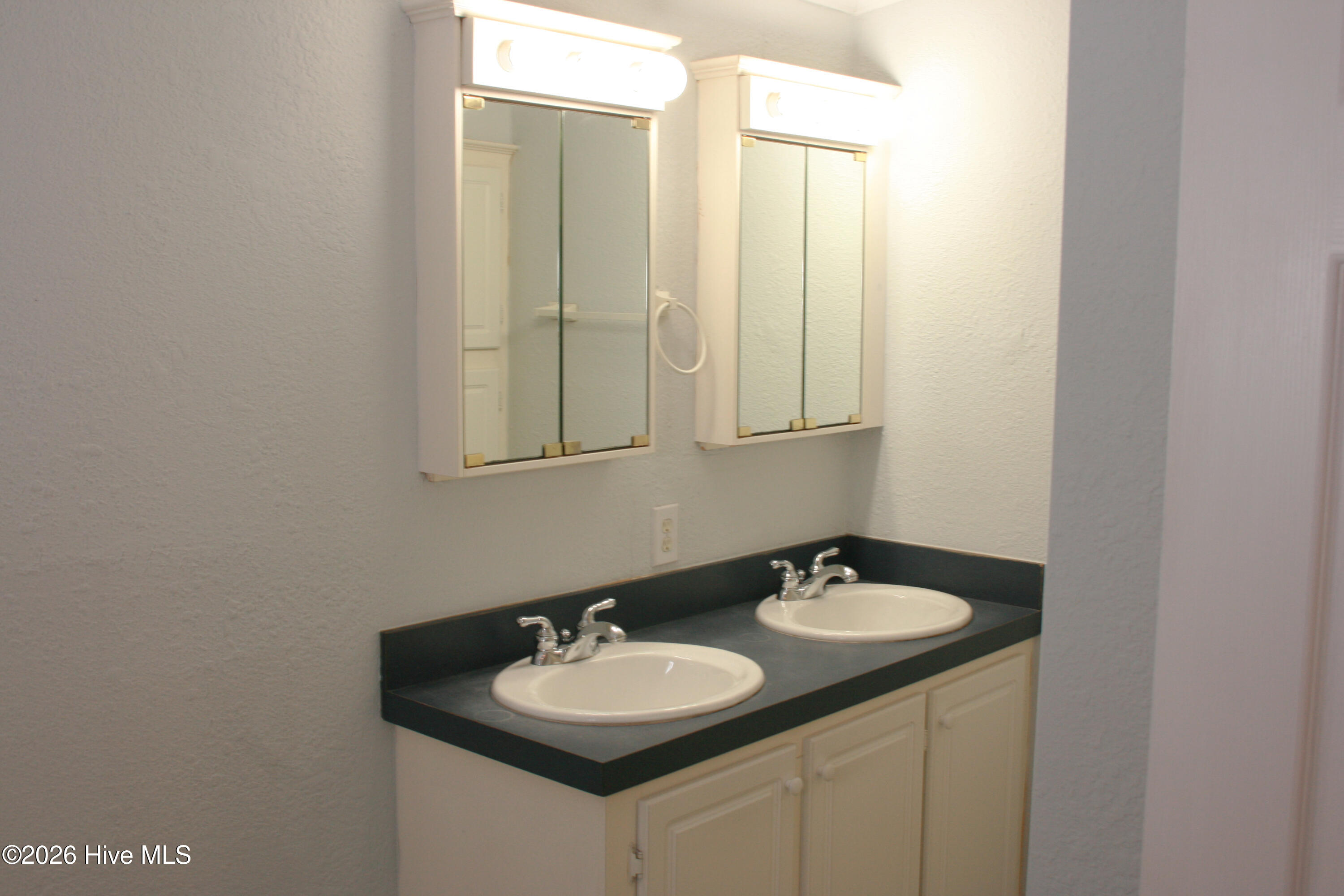 100560044 | Photo 12