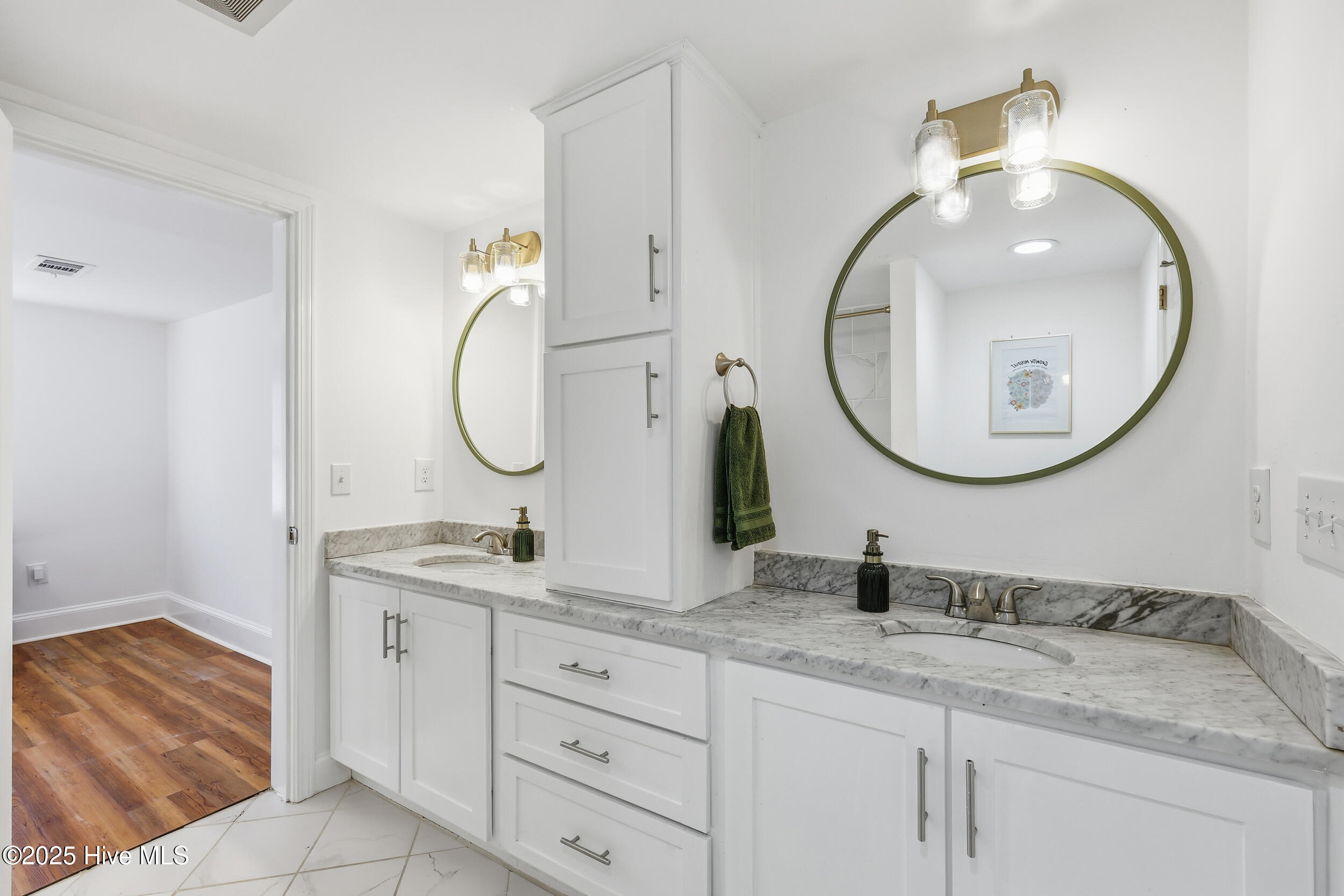 100544861 | Photo 19