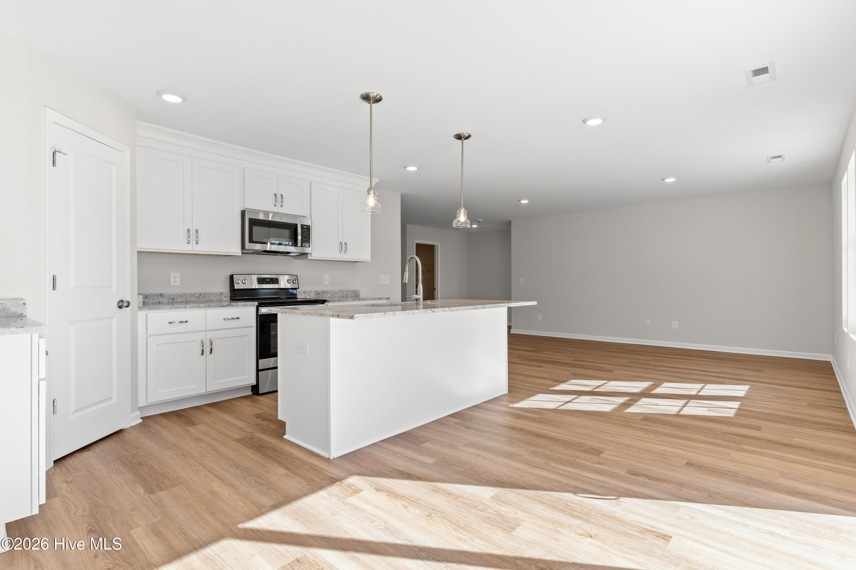 100554240 | Photo 19