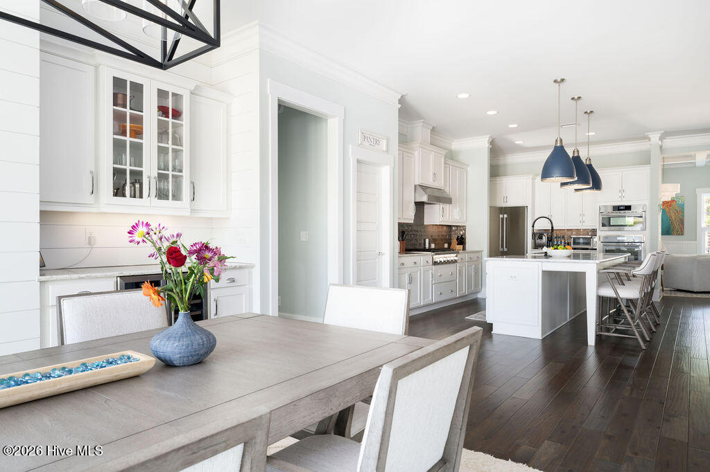 100561843 | Photo 18