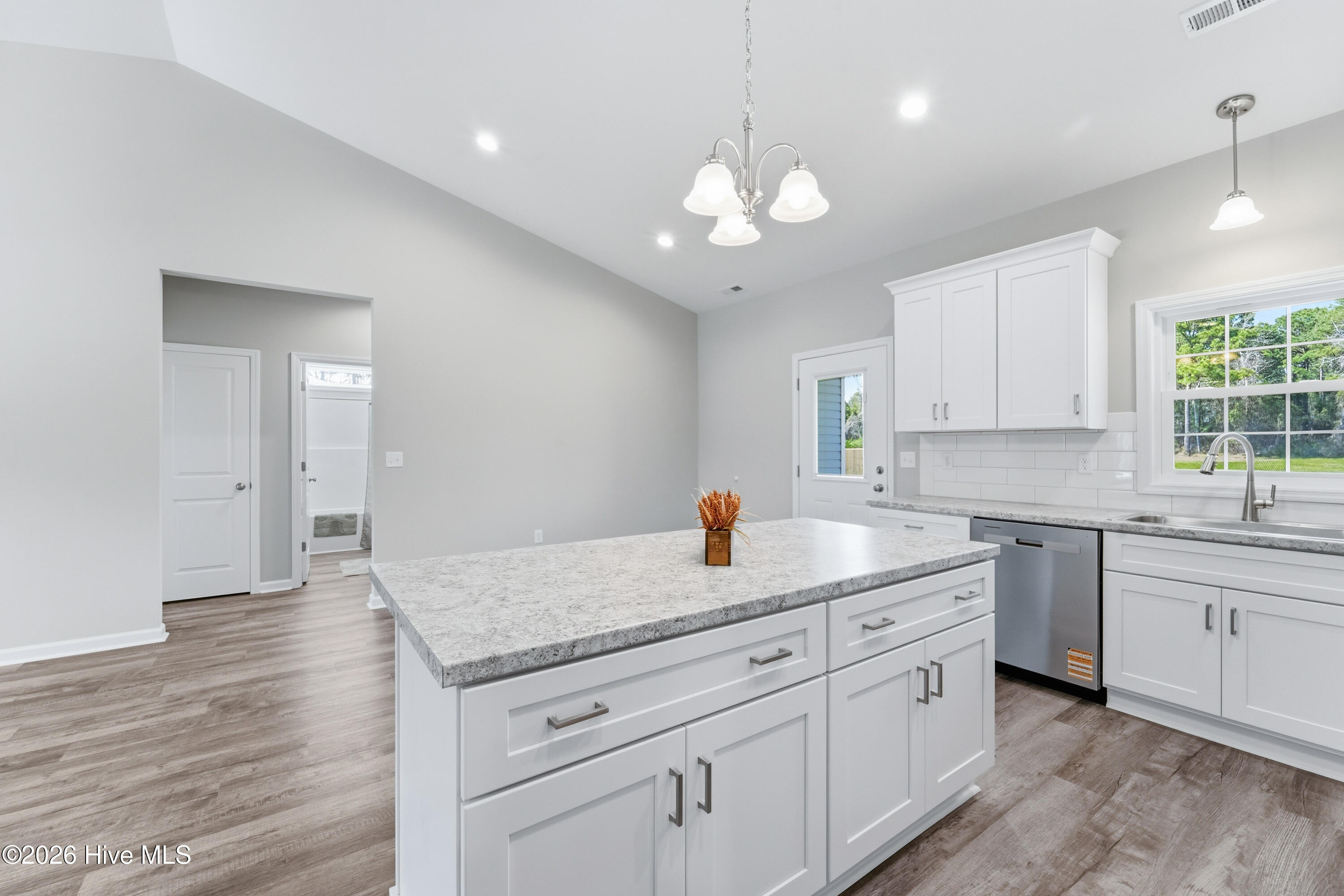 100562005 | Photo 20