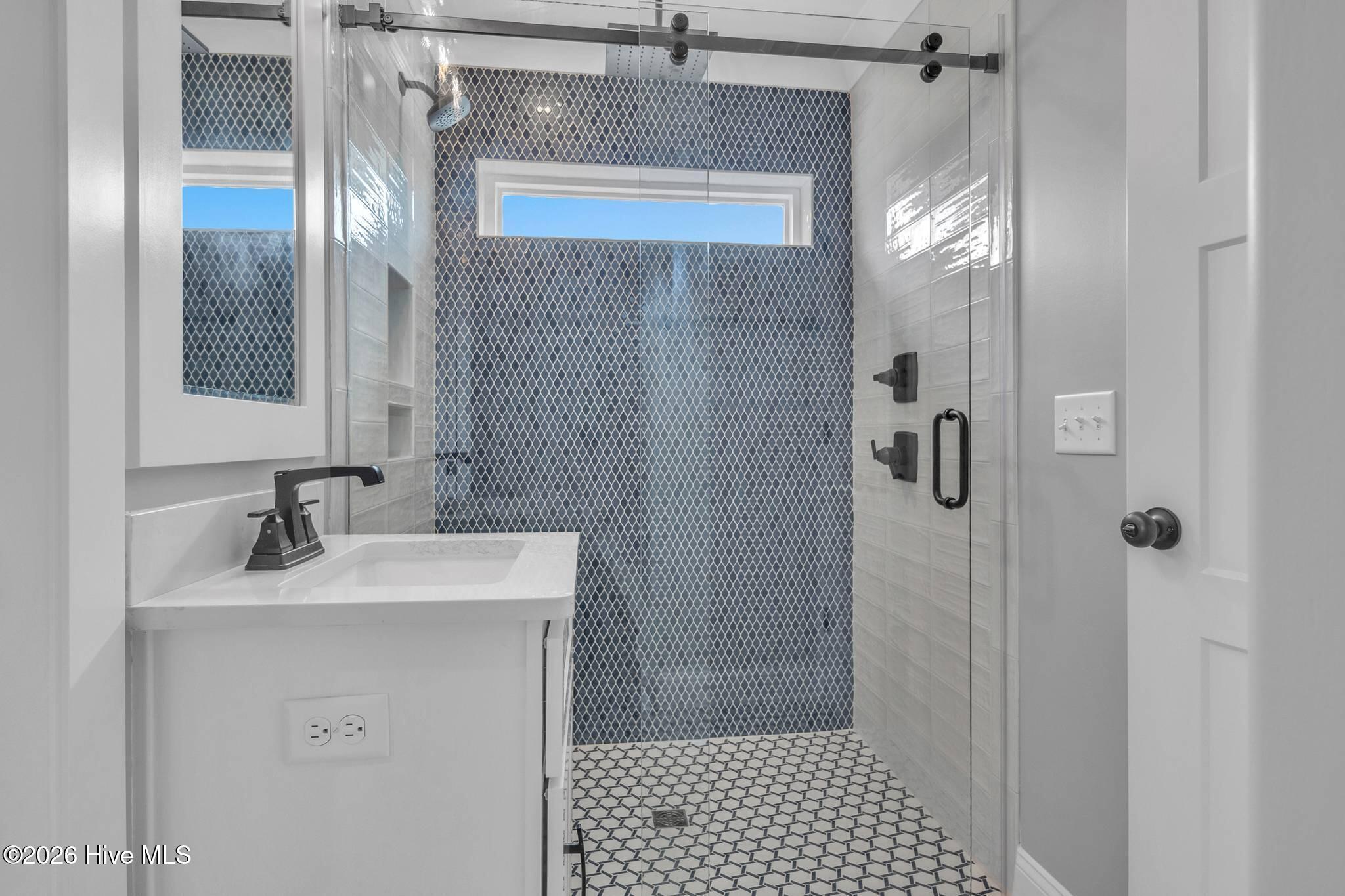 100558345 | Photo 31