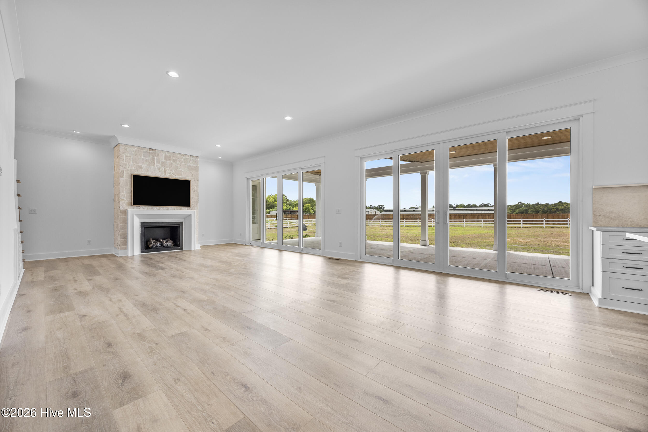 100570401 | Photo 21