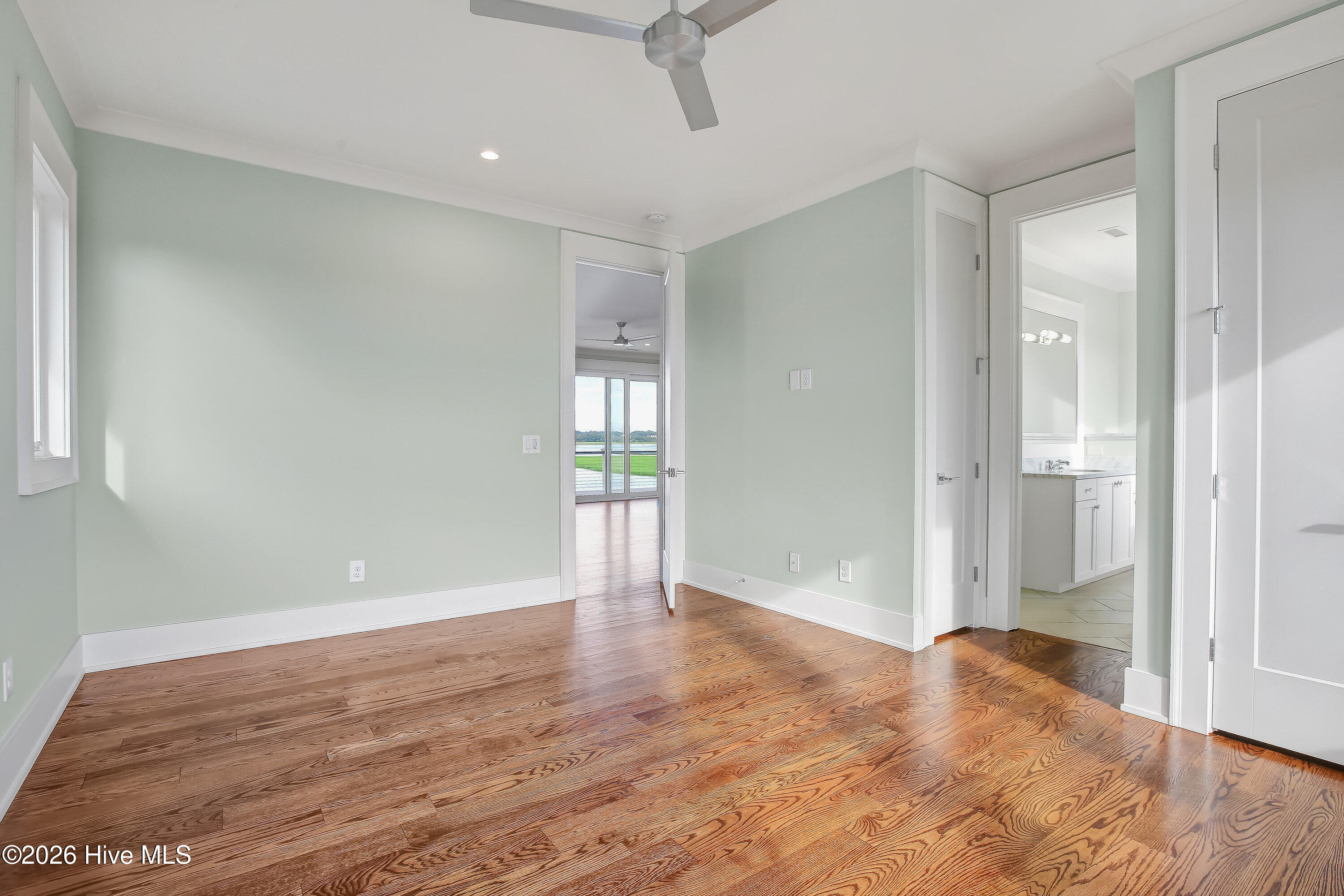 100563584 | Photo 31