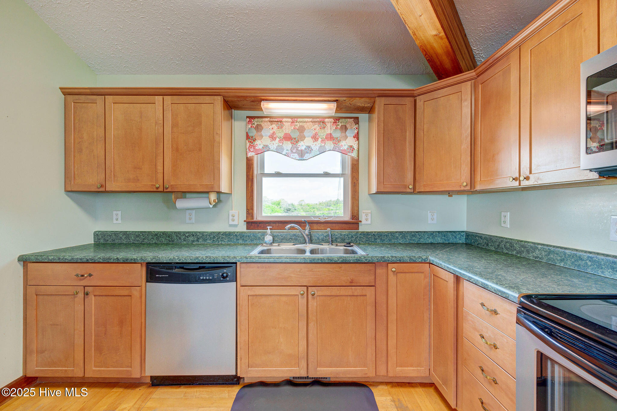 100505826 | Photo 21