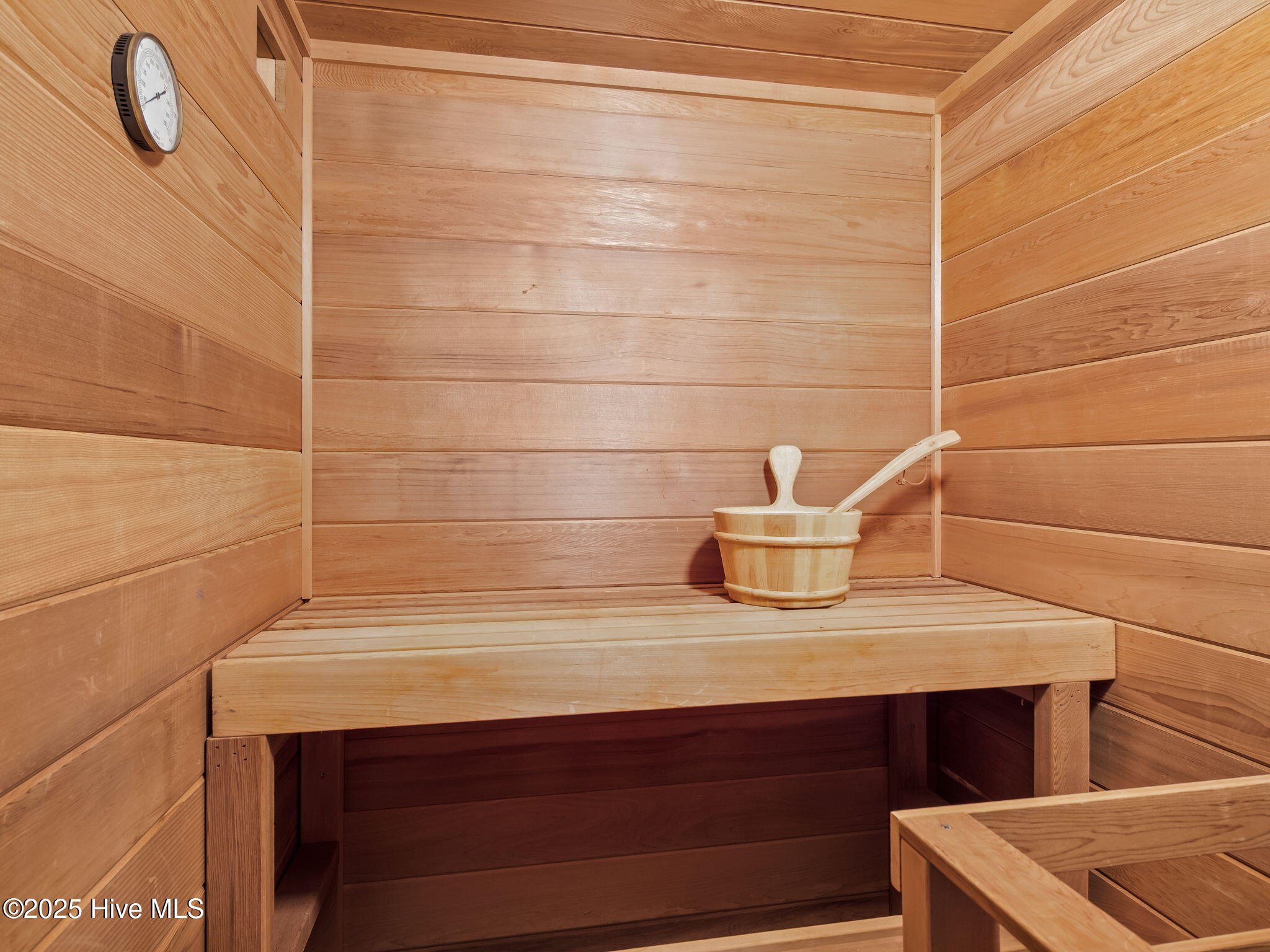 100536740 | Photo 37