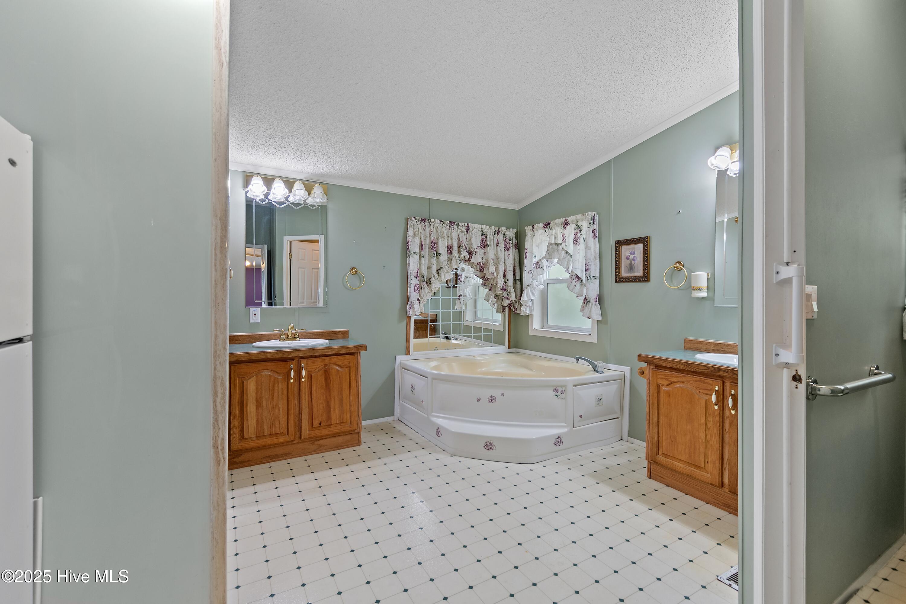 100542412 | Photo 35