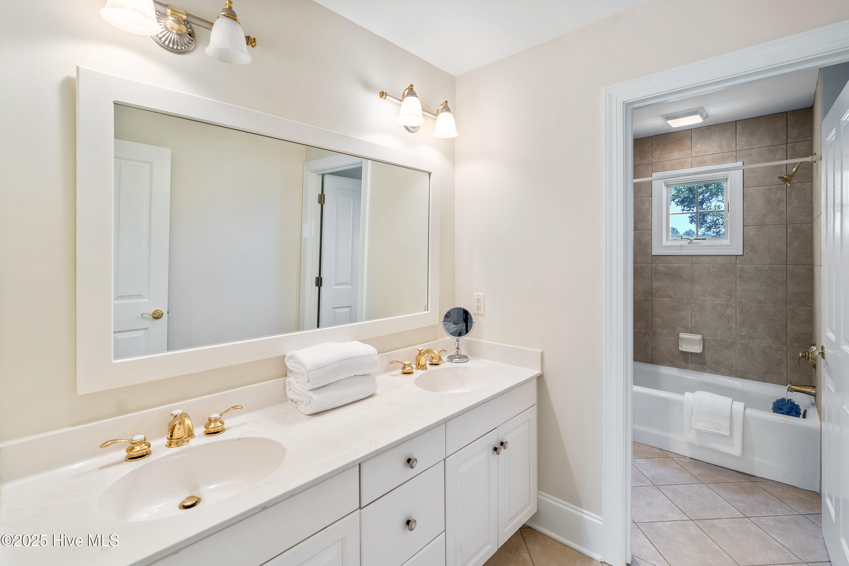 100520099 | Photo 48