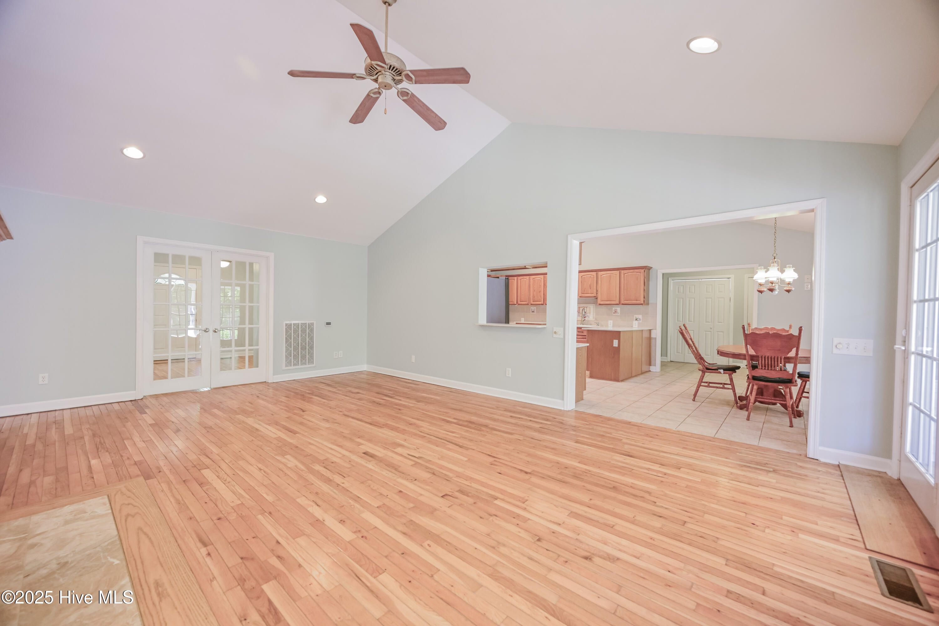 100543665 | Photo 14