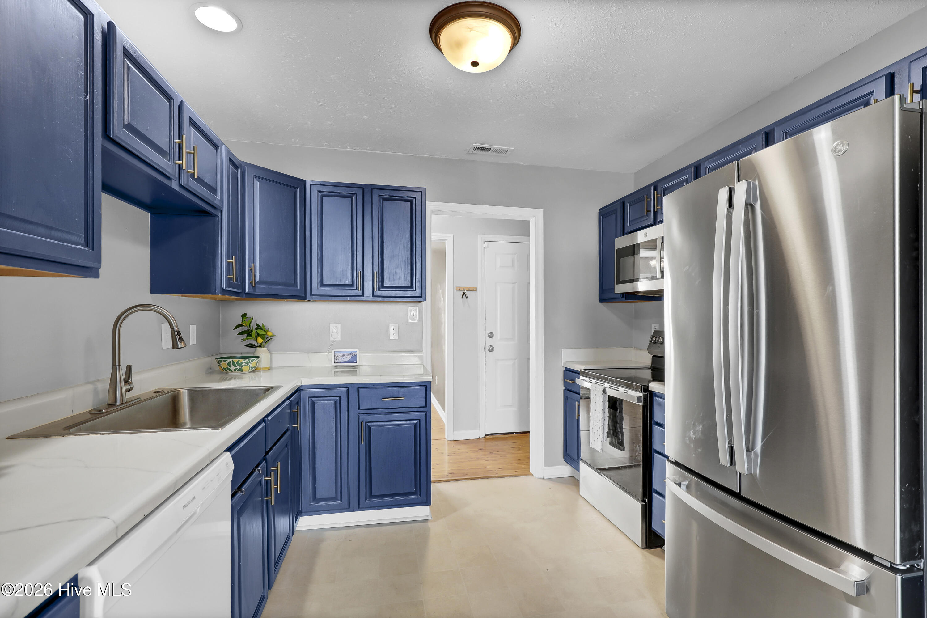 100548013 | Photo 11