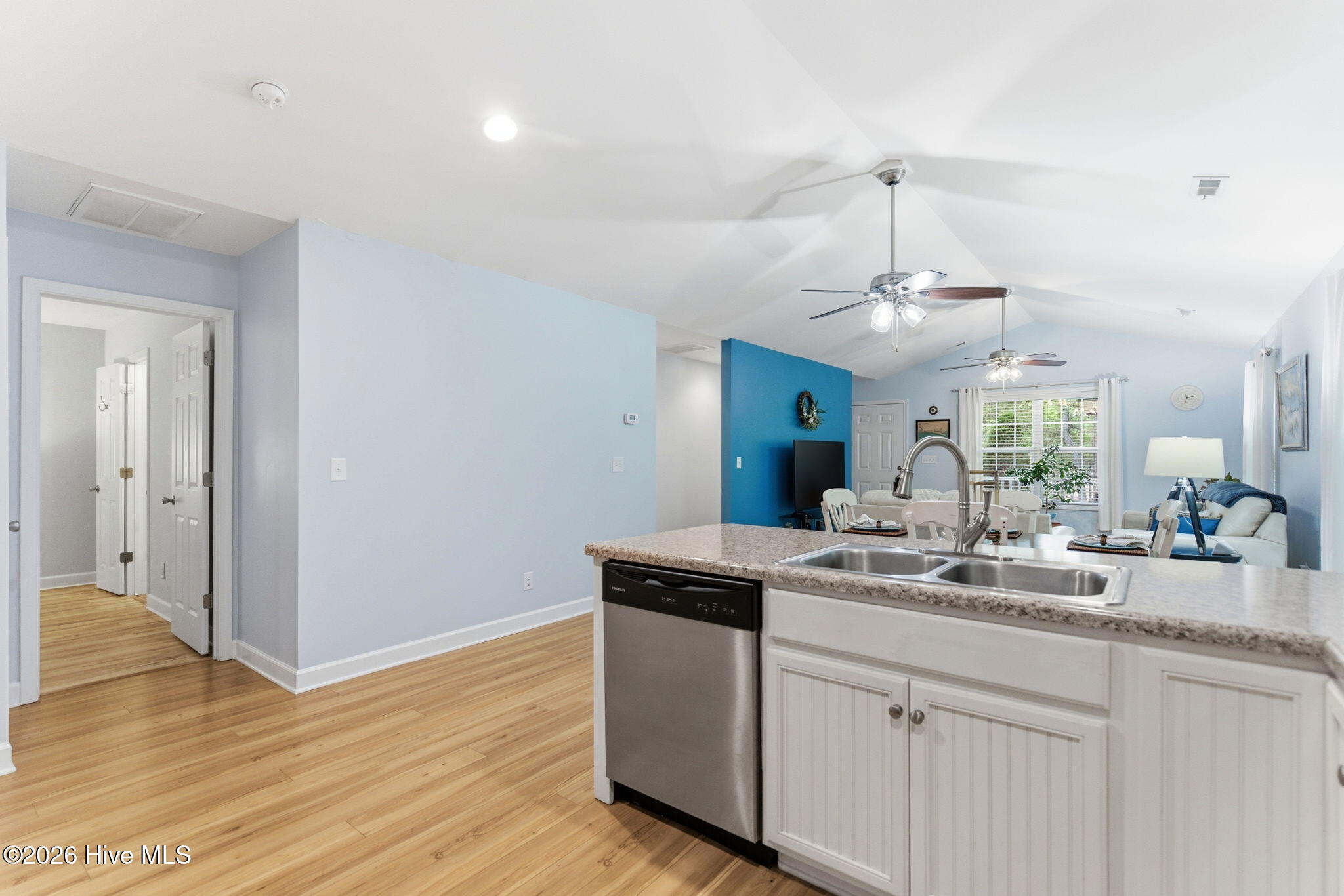 100570095 | Photo 18