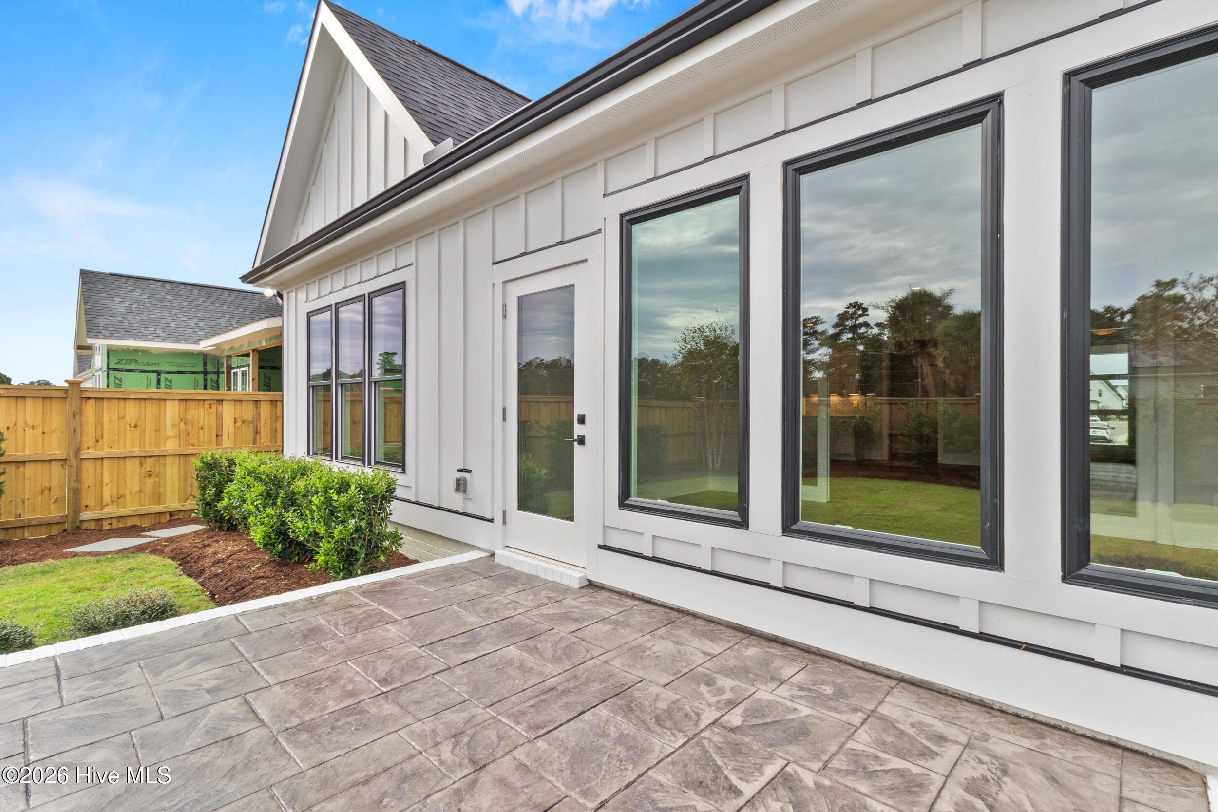 100568514 | Photo 45