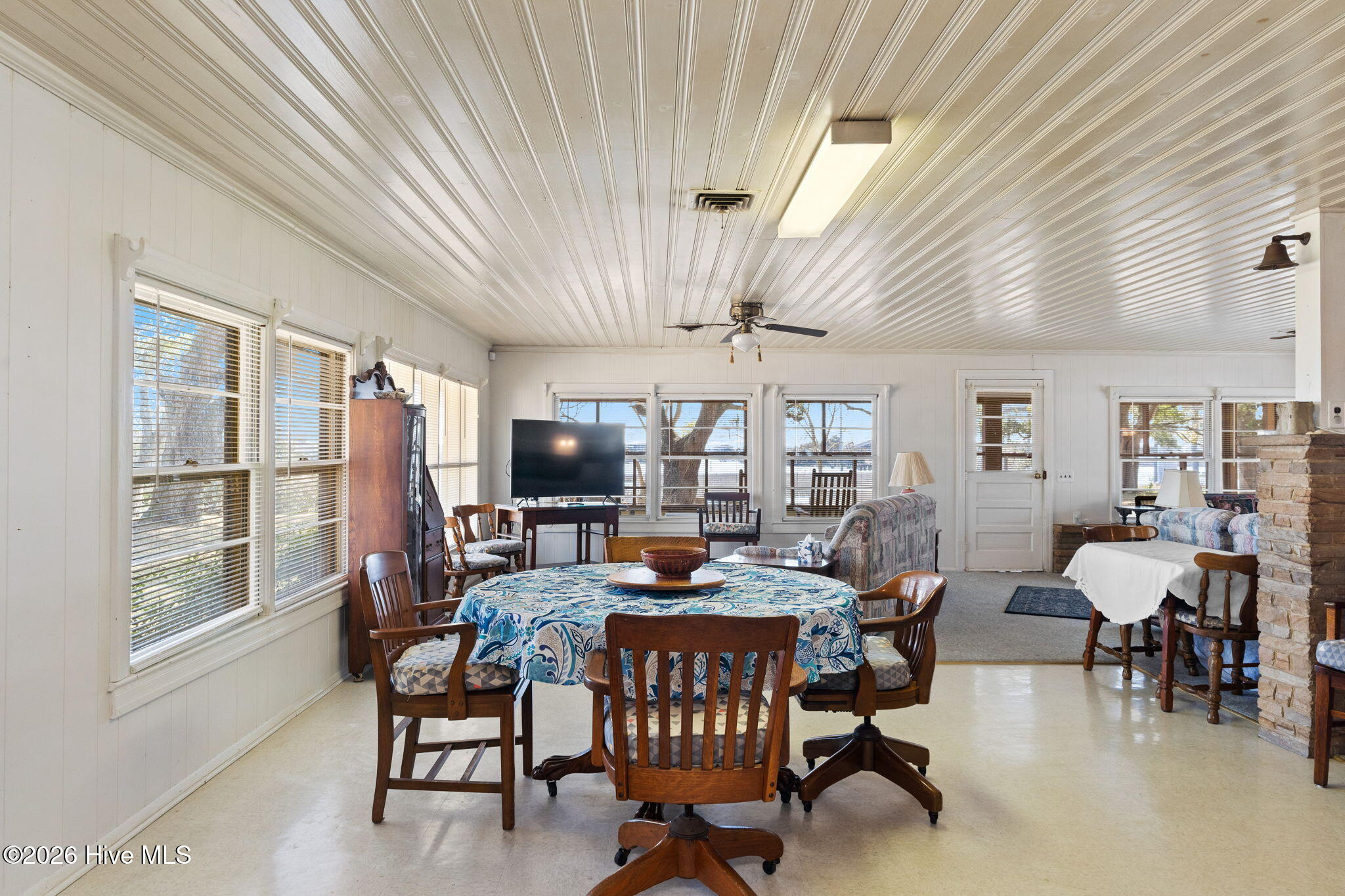 100561810 | Photo 41