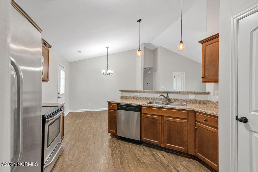 100562352 | Photo 11