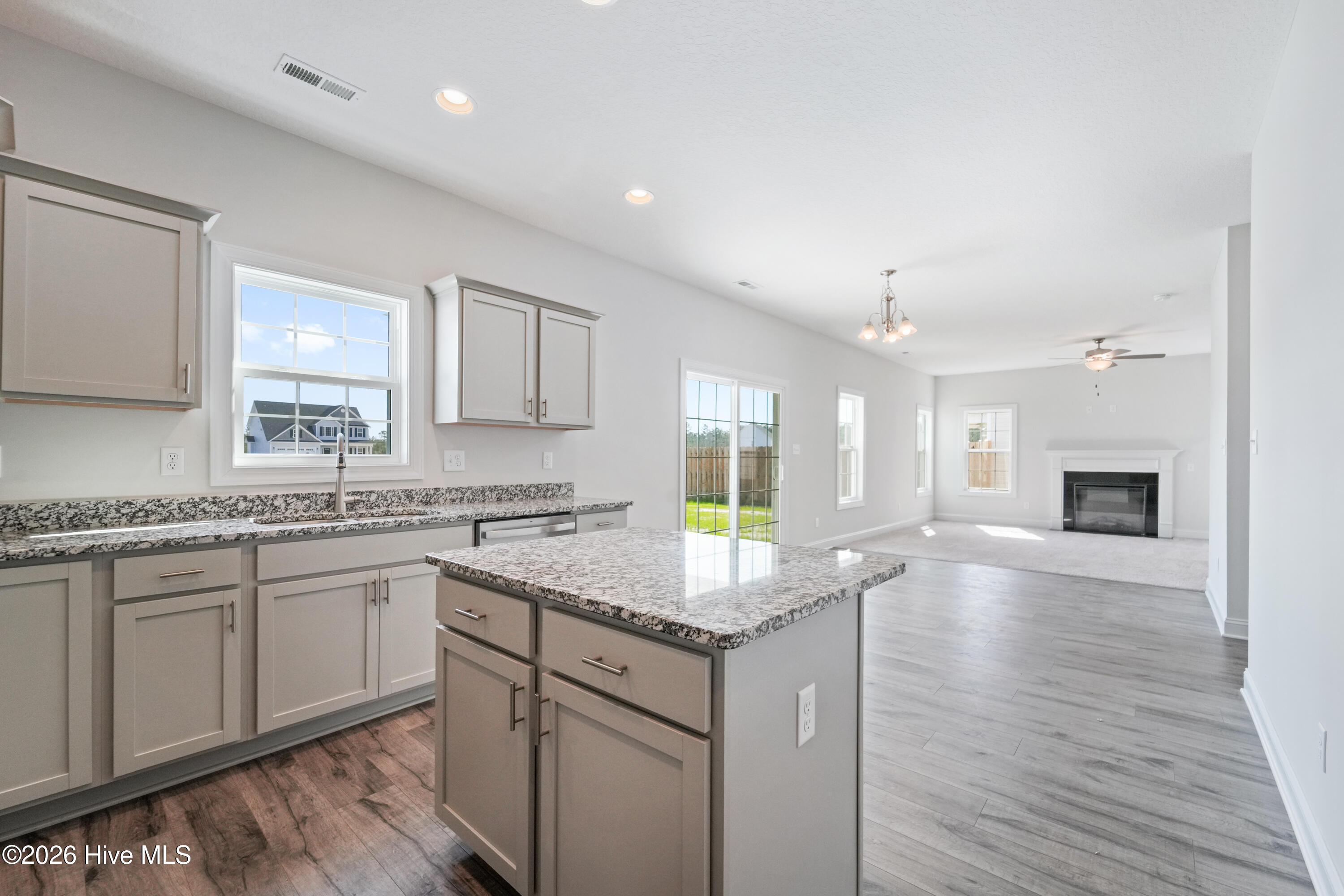 100519692 | Photo 15