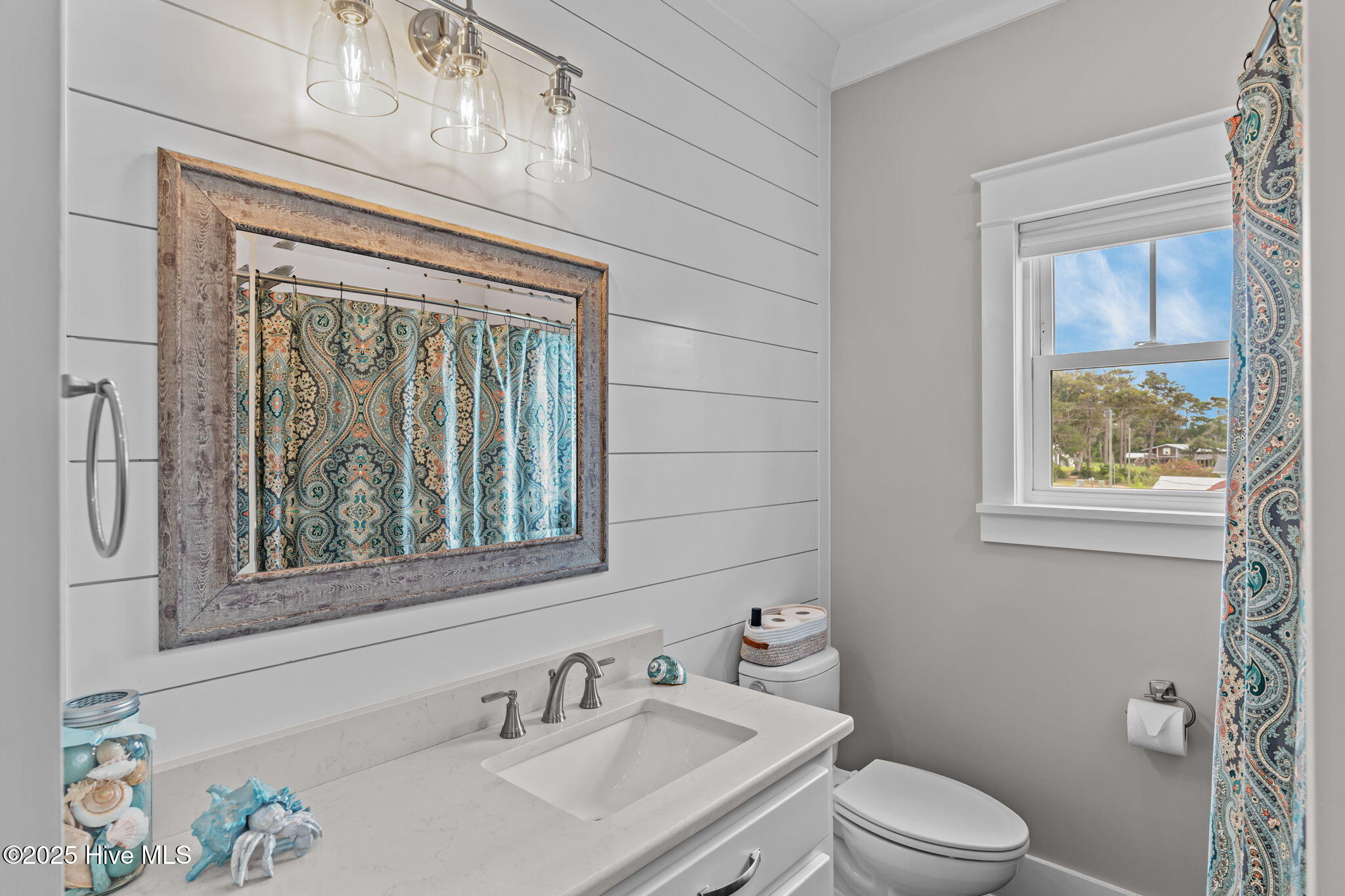 100565995 | Photo 18