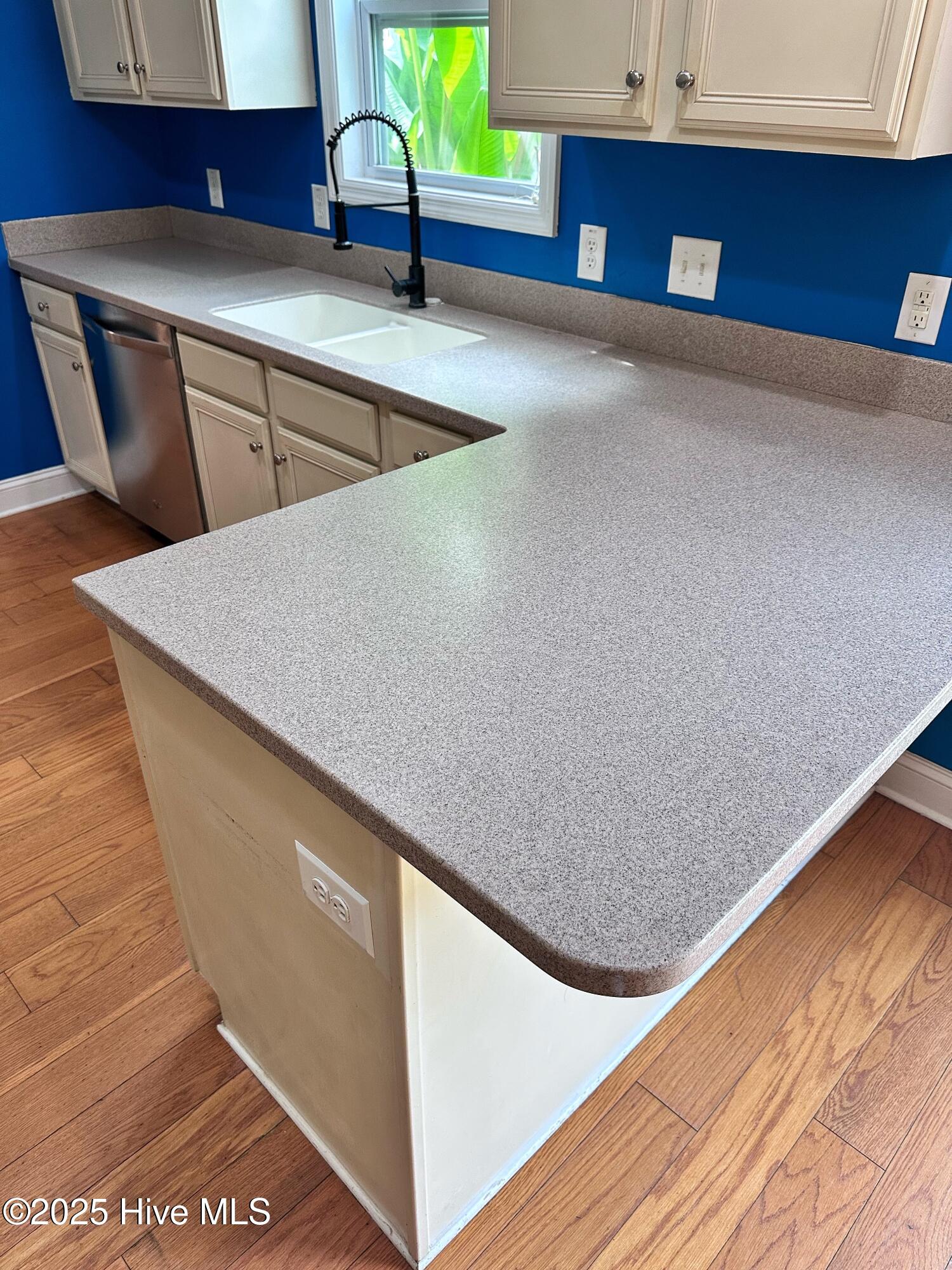 100522980 | Photo 12